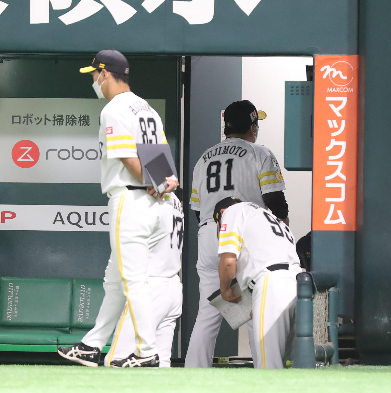 ソフトバンク対西武　西武に敗れ、球場を後にする藤本監督（撮影・屋方直哉）