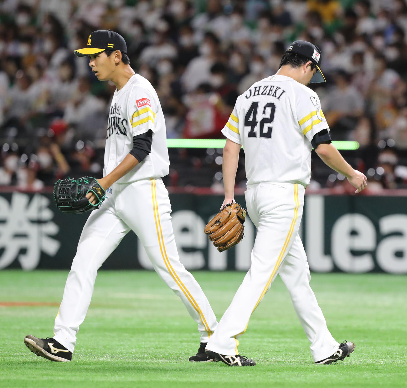ソフトバンク対西武　3回表西武1死二、三塁、マウンドを降りる大関。左は変わって登板する泉（撮影・屋方直哉）