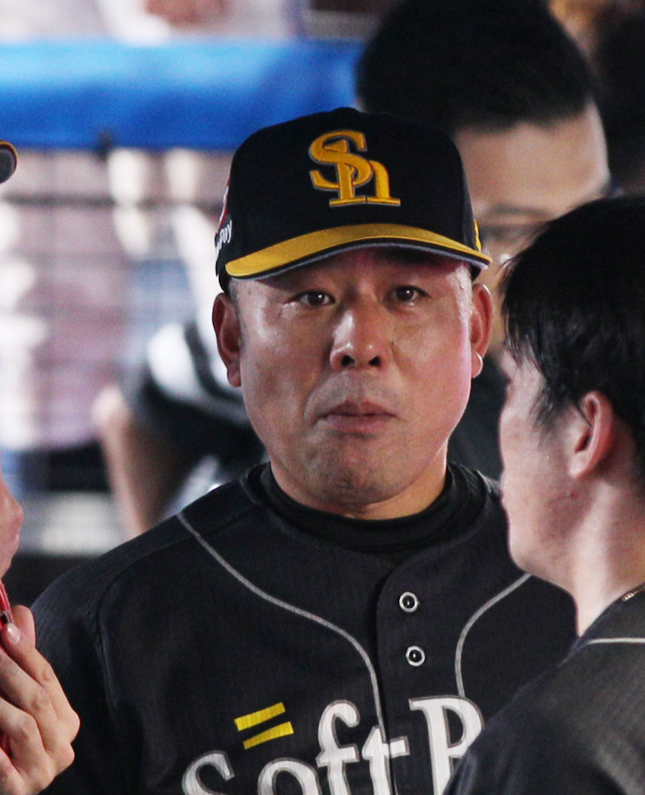 8月23日、ロッテ戦で甲斐（右端）と話し合う千賀。中央は吉鶴コーチ
