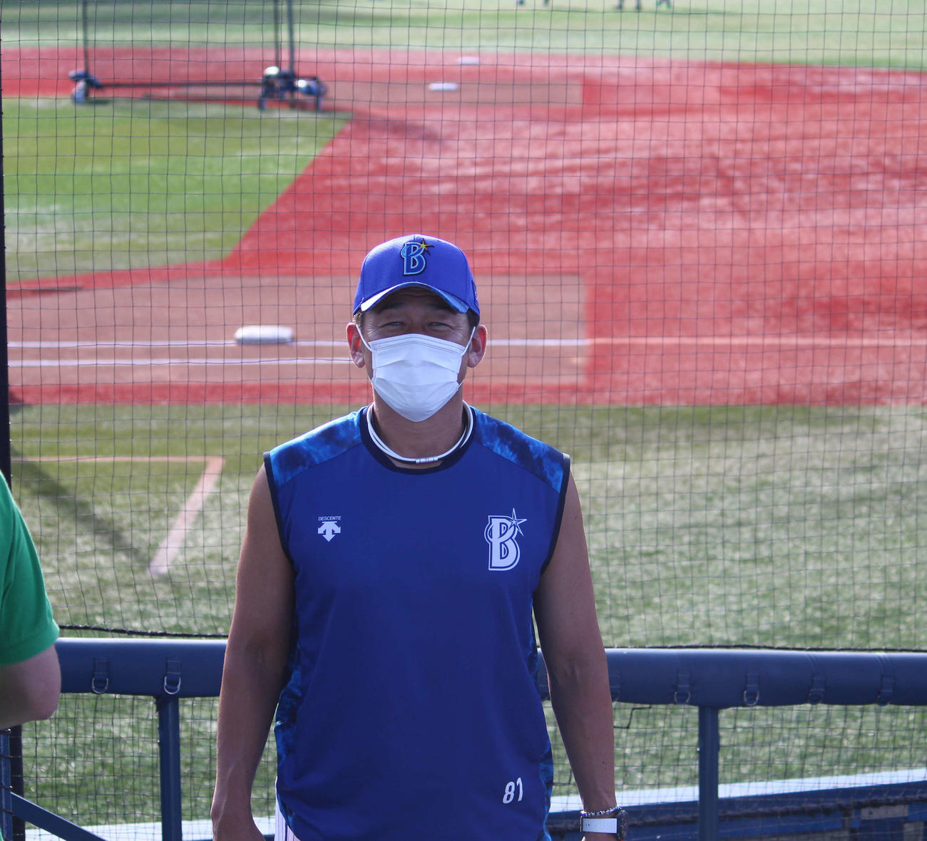 横浜スタジアムで全体練習を実施し、取材に応じるDeNA三浦監督