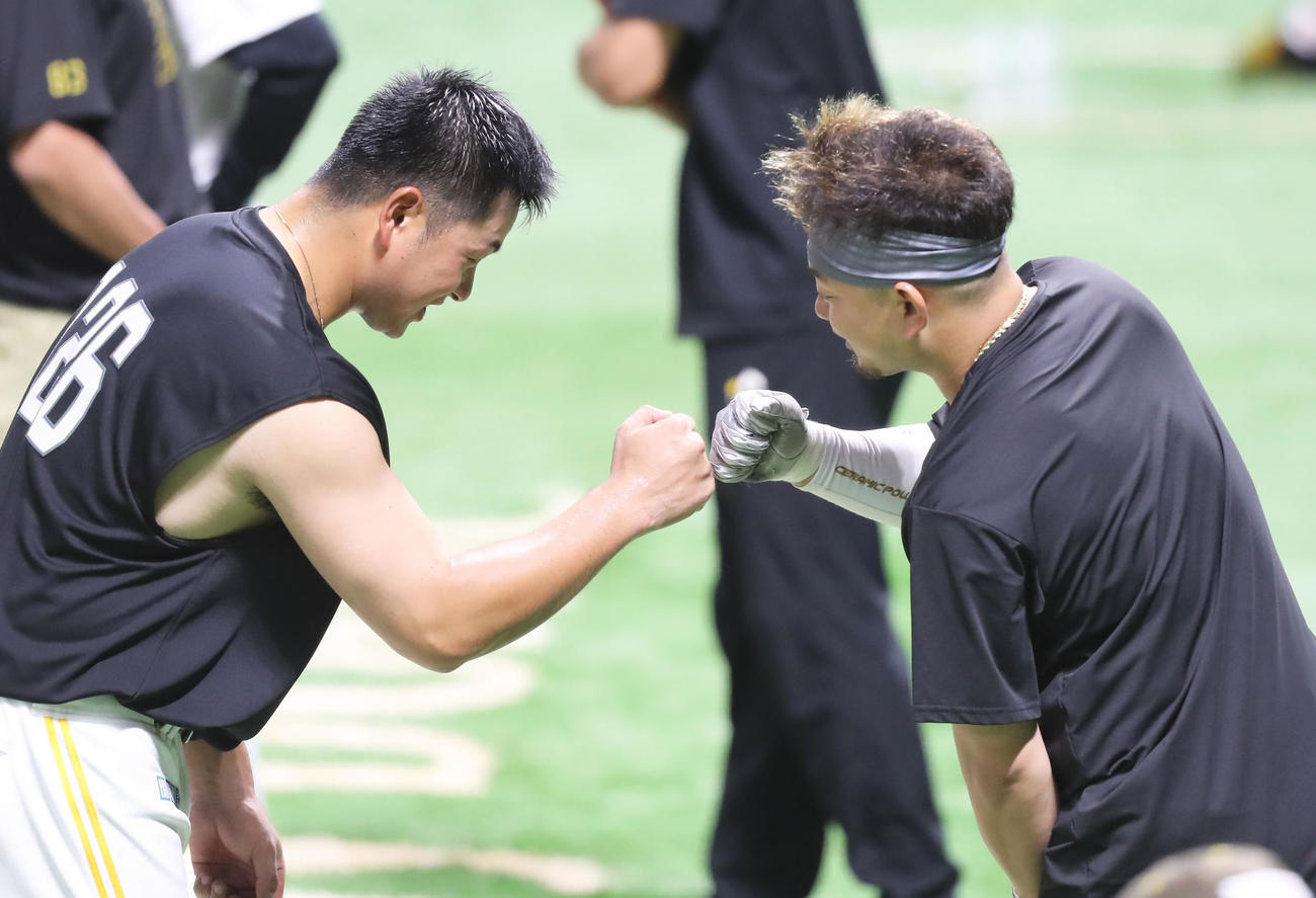 西武森友哉（右）とグータッチをするソフトバンク黒瀬健太（撮影・屋方直哉）