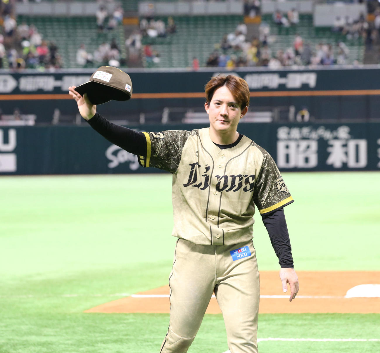 ソフトバンク対西武　プロ初完投をし、ヒーローインタビュー後に観客に手を振る与座（撮影・屋方直哉）