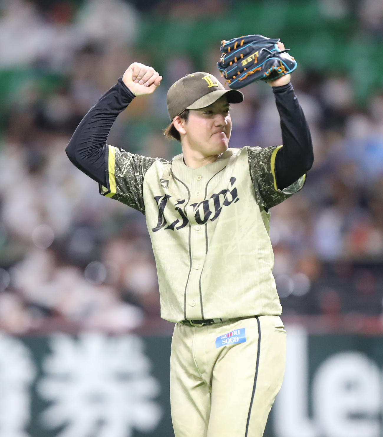 ソフトバンク対西武　完封勝利を挙げガッツポーズをする与座（撮影・屋方直哉）