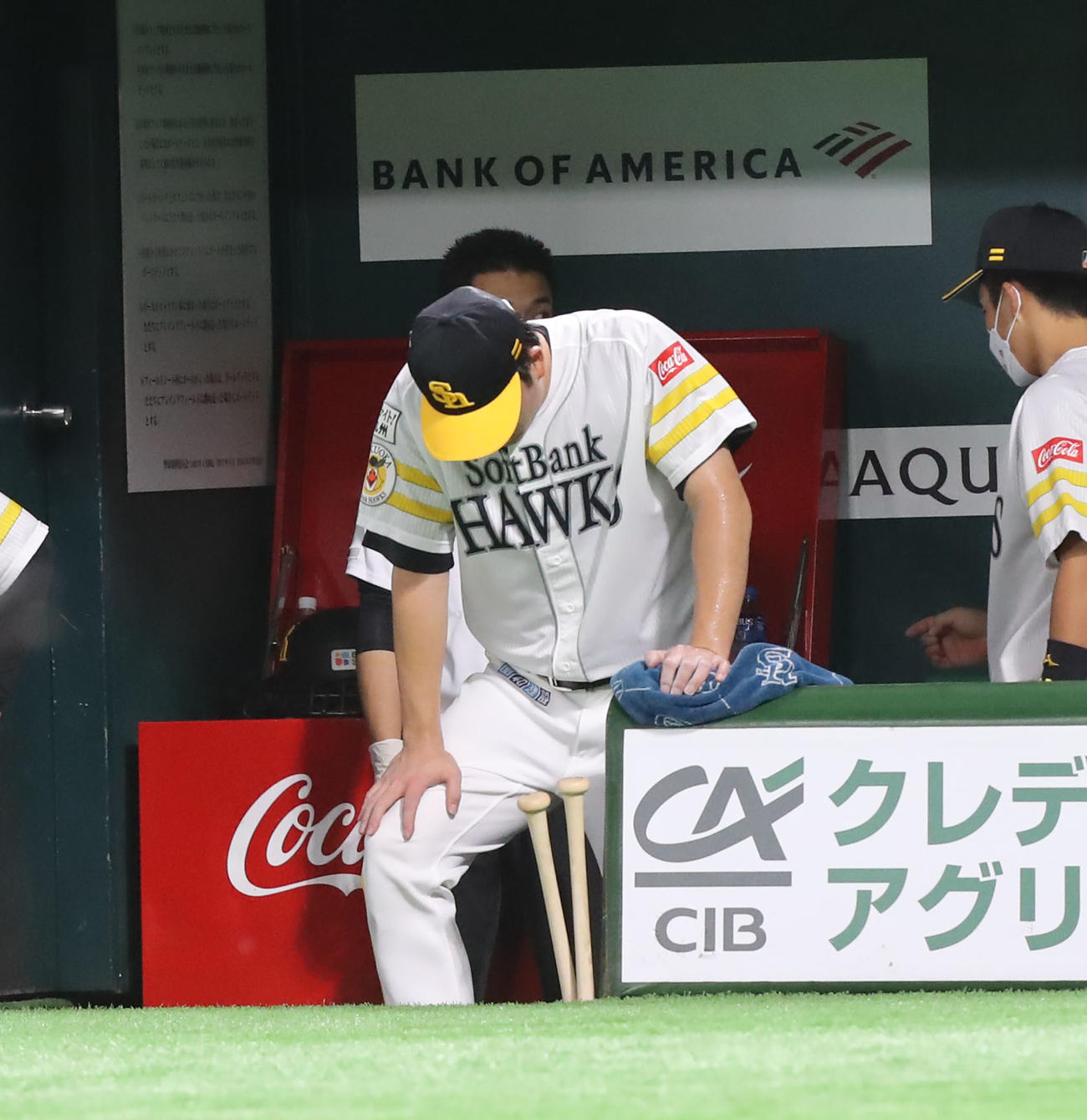 ソフトバンク対西武　3回表西武1死二、三塁、マウンドを降り、ベンチで下を向く大関（撮影・屋方直哉）