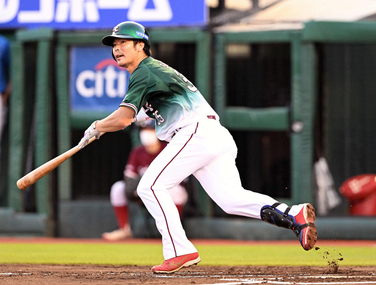 楽天対日本ハム　1回裏楽天2死一塁、島内は適時二塁打を放つ（撮影・滝沢徹郎）