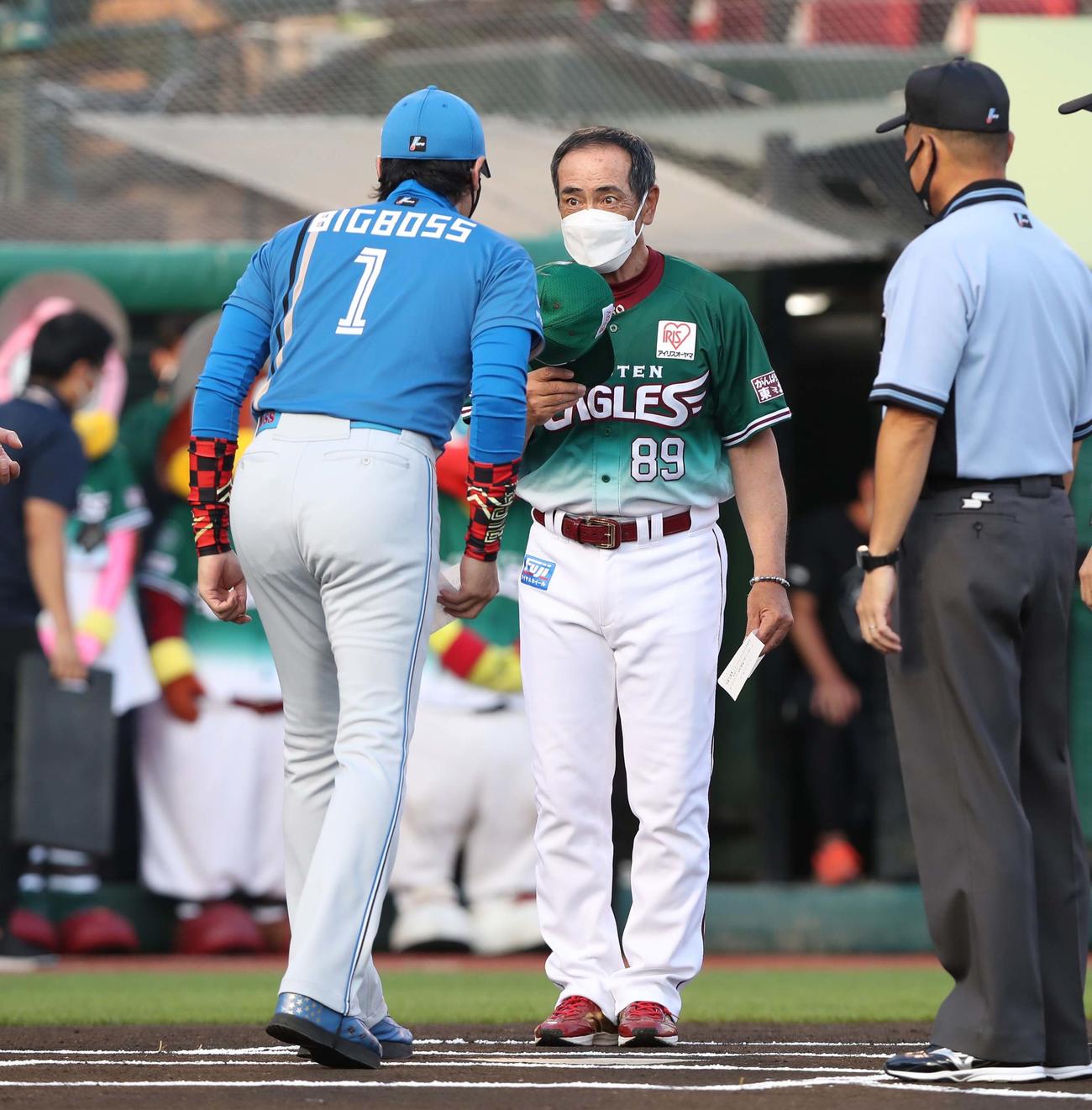 楽天対日本ハム　メンバー表交換する新庄監督（左）と真喜志監督代行（撮影・黒川智章）