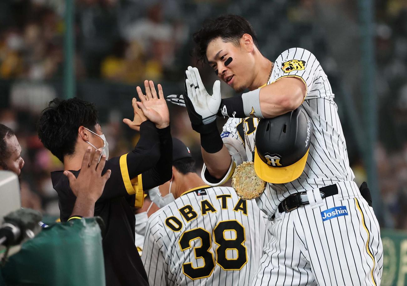 阪神対ヤクルト　5回裏阪神無死、佐藤輝は左越えソロ本塁打を放つ。左は村上（撮影・上田博志）