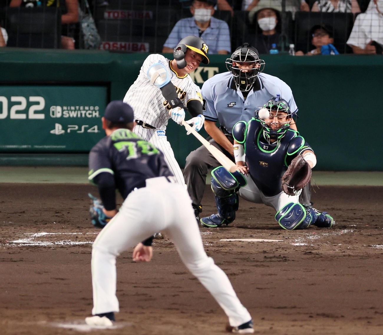 阪神対ヤクルト　4回裏阪神2死一、二塁、糸原は中前適時打を放つ。投手は小沢（撮影・加藤哉）