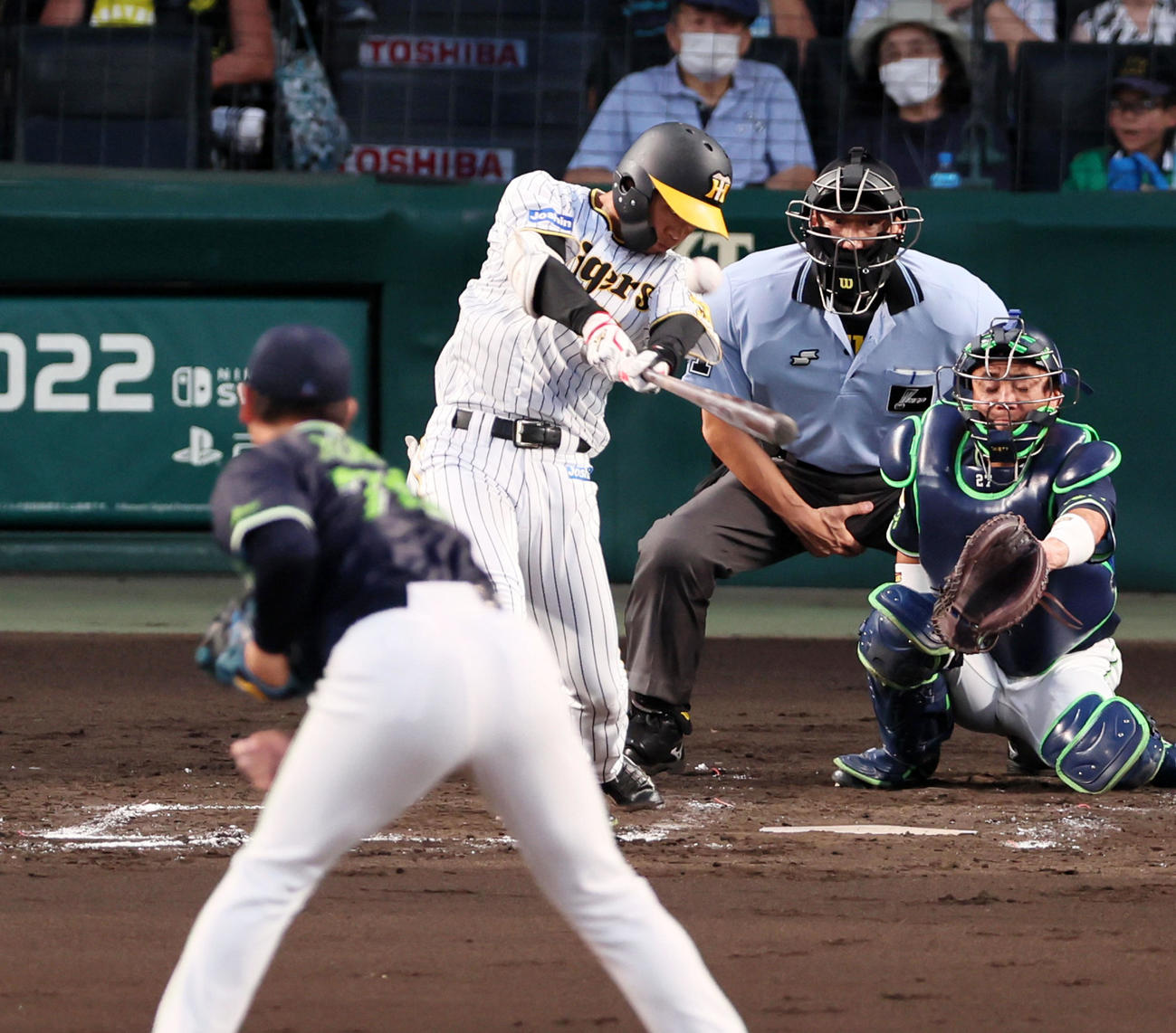 阪神対ヤクルト　4回裏阪神無死、島田は右越え二塁打を放つ。投手は小沢（撮影・加藤哉）