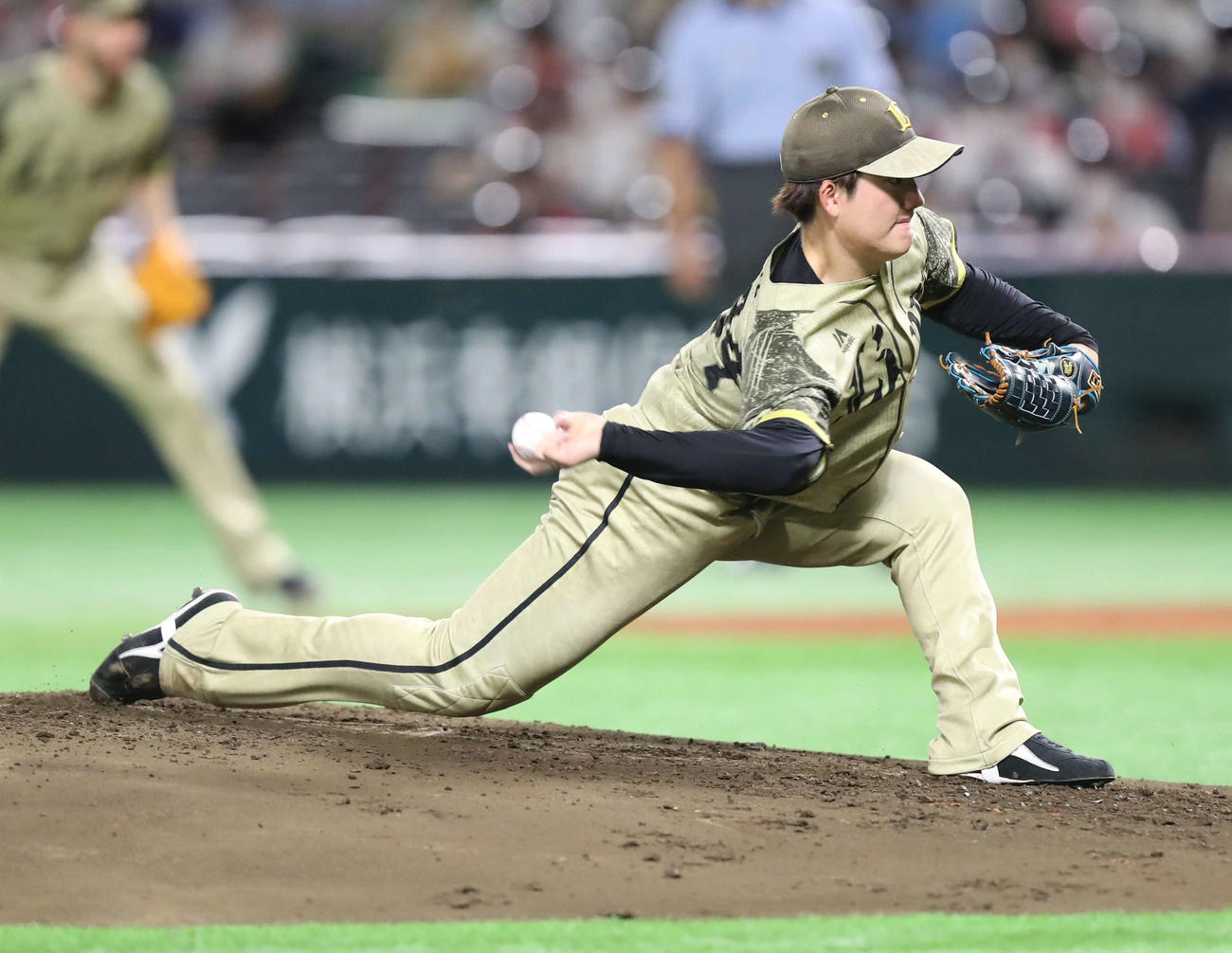 ソフトバンク対西武　力投する西武先発の与座（撮影・屋方直哉）