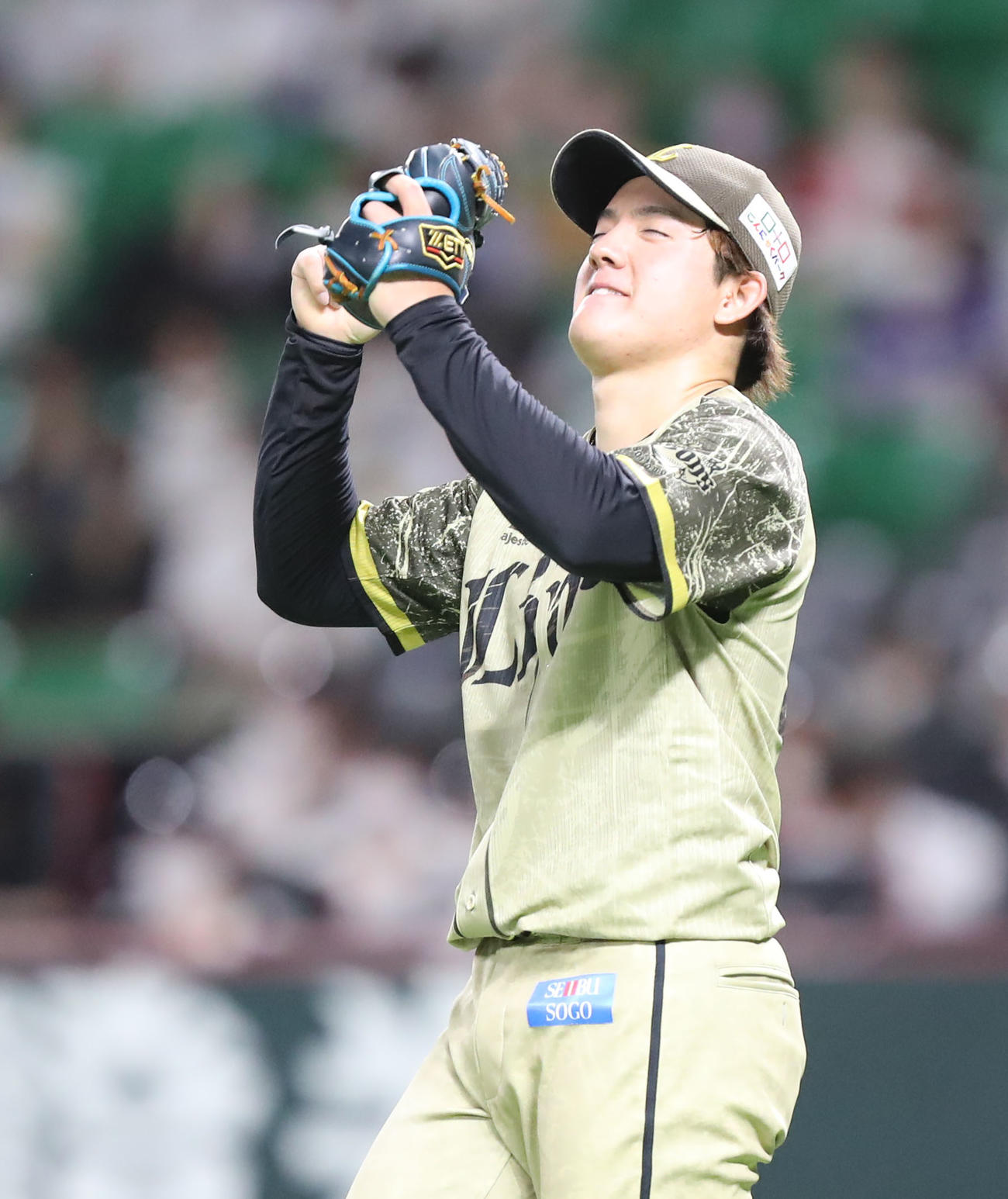 ソフトバンク対西武　プロ初完投をし、ガッツポーズをする与座（撮影・屋方直哉）
