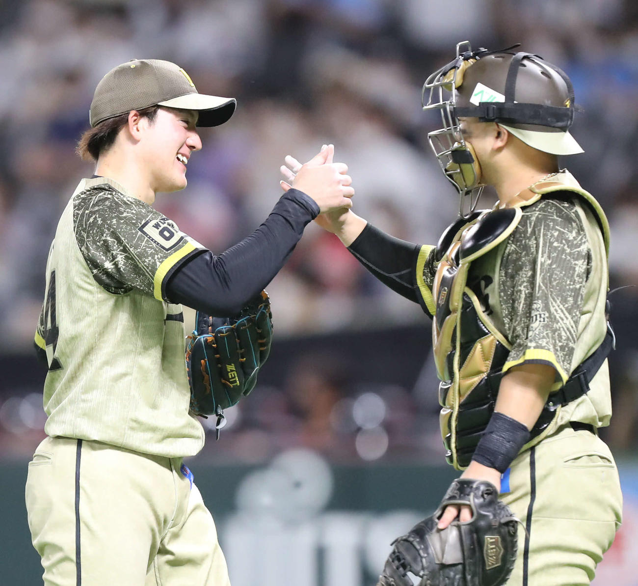 ソフトバンク対西武　プロ初完封で8勝目を挙げた与座（左）は森と笑顔でタッチを交わす（撮影・屋方直哉）