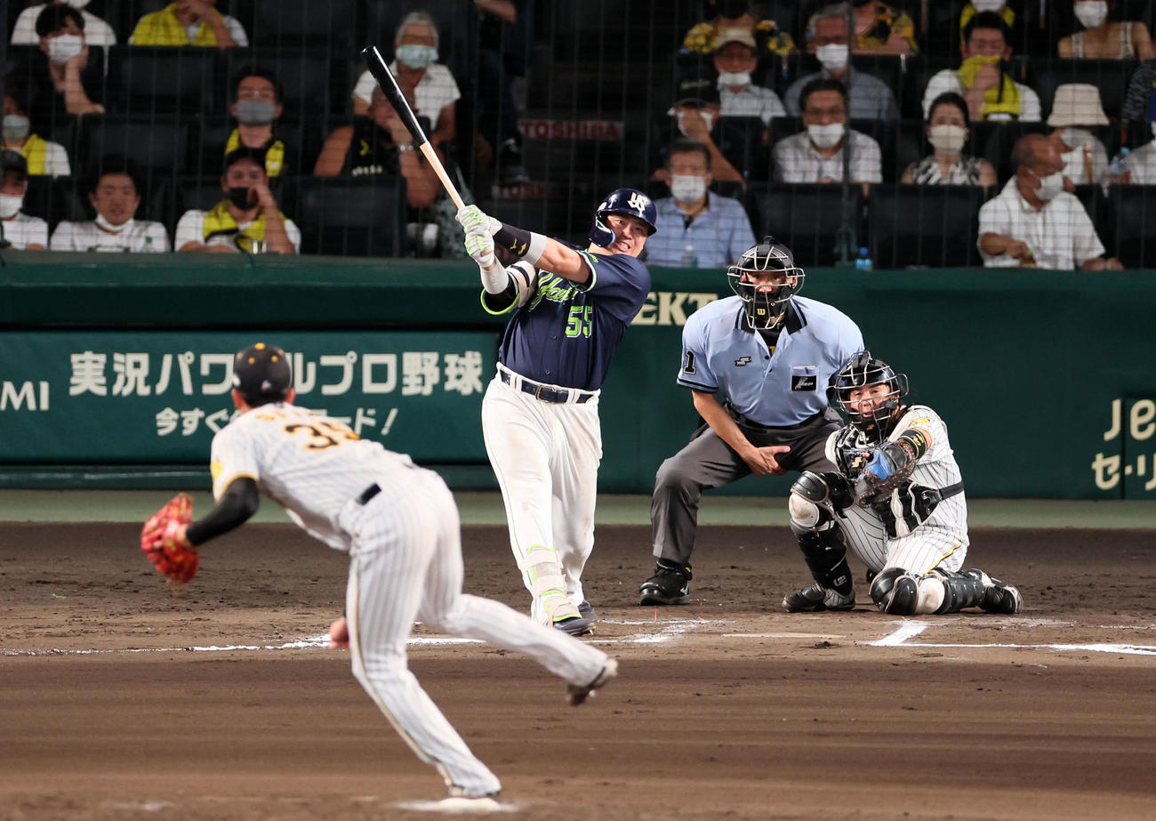阪神対ヤクルト　6回表ヤクルト2死二塁、村上は中越え2点本塁打を放つ。投手は才木（撮影・加藤哉）