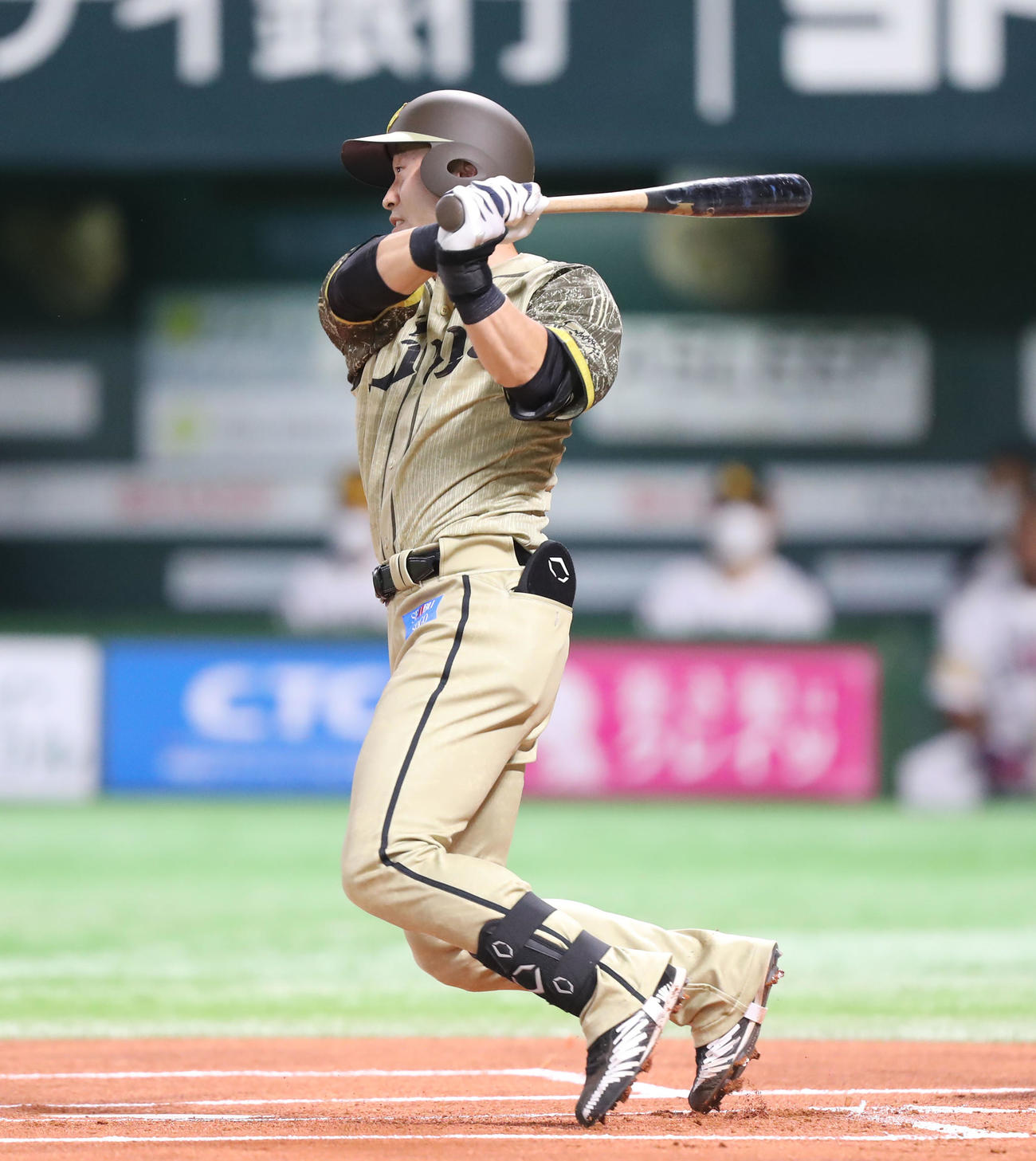 ソフトバンク対西武　1回表西武無死、外崎は中前安打を放つ（撮影・屋方直哉）