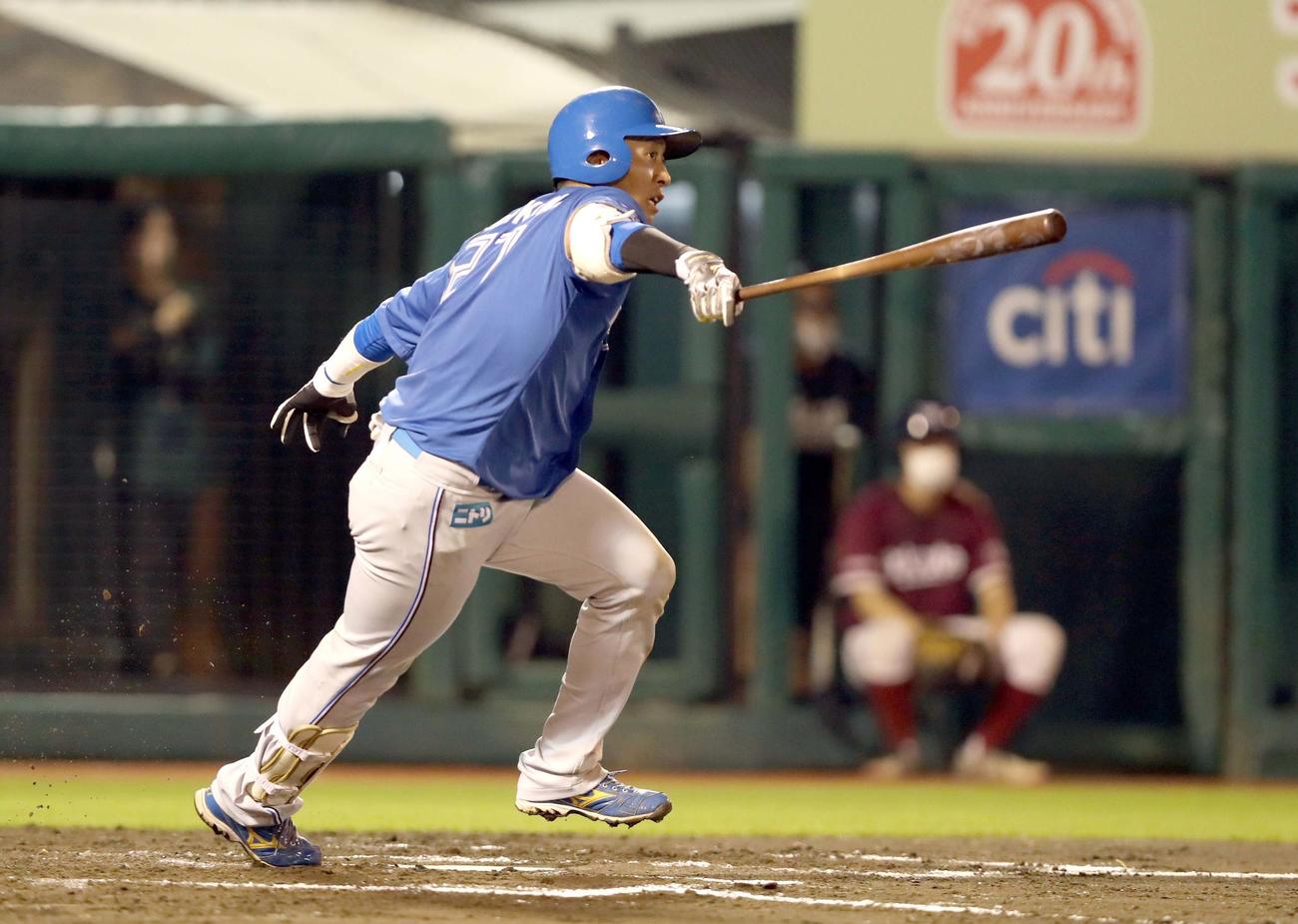 楽天対日本ハム　7回表日本ハム2死、右前にプロ初安打を放つ古川裕（撮影・黒川智章）