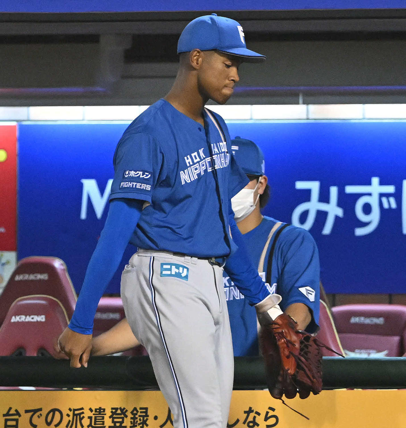 楽天対日本ハム　7回裏、交代しベンチへ引き揚げる日本ハムの中堅手万波（撮影・滝沢徹郎）