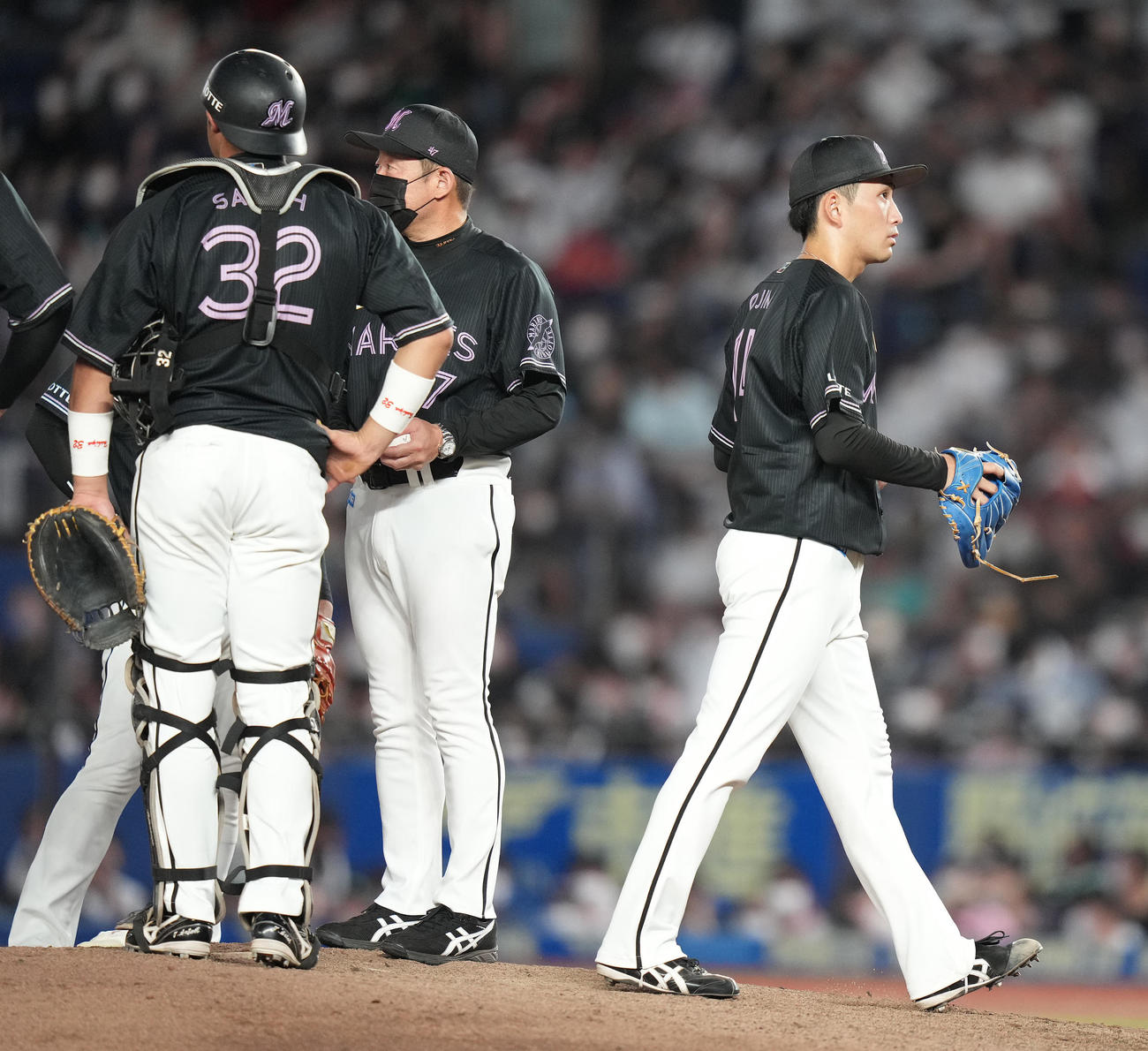 ロッテ対オリックス　6回表途中で降板となるロッテ小島（右）（撮影・鈴木みどり）