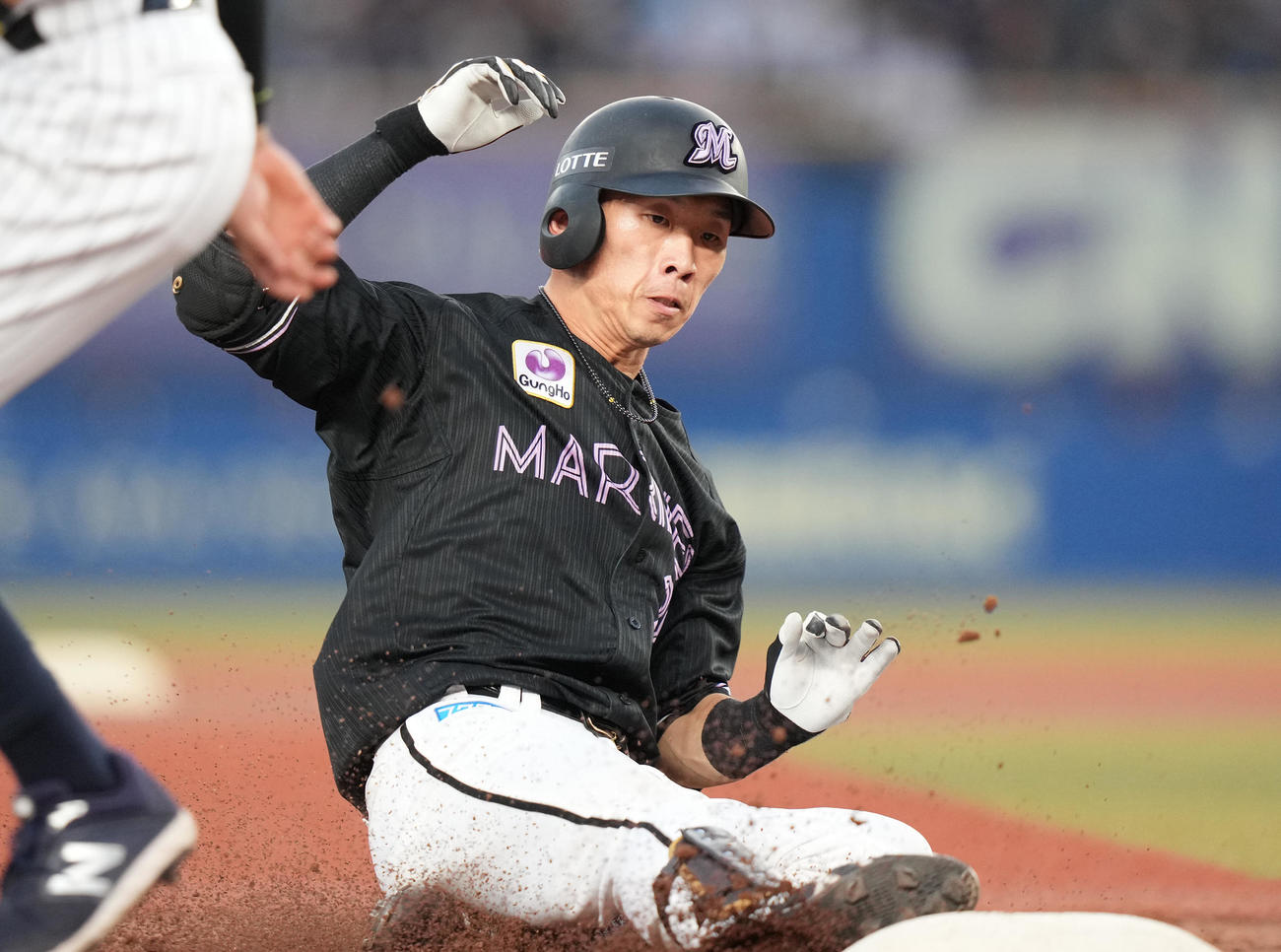 ロッテ対オリックス　5回裏ロッテ無死二、三塁、右2点適時三塁打を放ち三塁へ滑り込む高部（撮影・鈴木みどり）