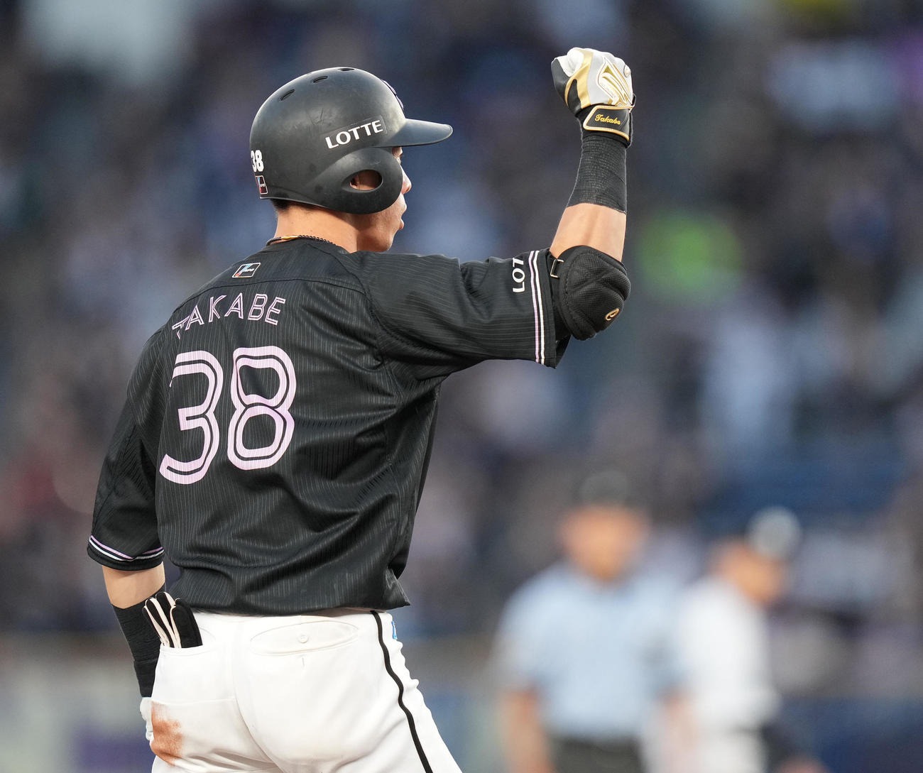 ロッテ対オリックス　5回裏ロッテ無死二、三塁、右2点適時三塁打を放ちガッツポーズする高部（撮影・鈴木みどり）