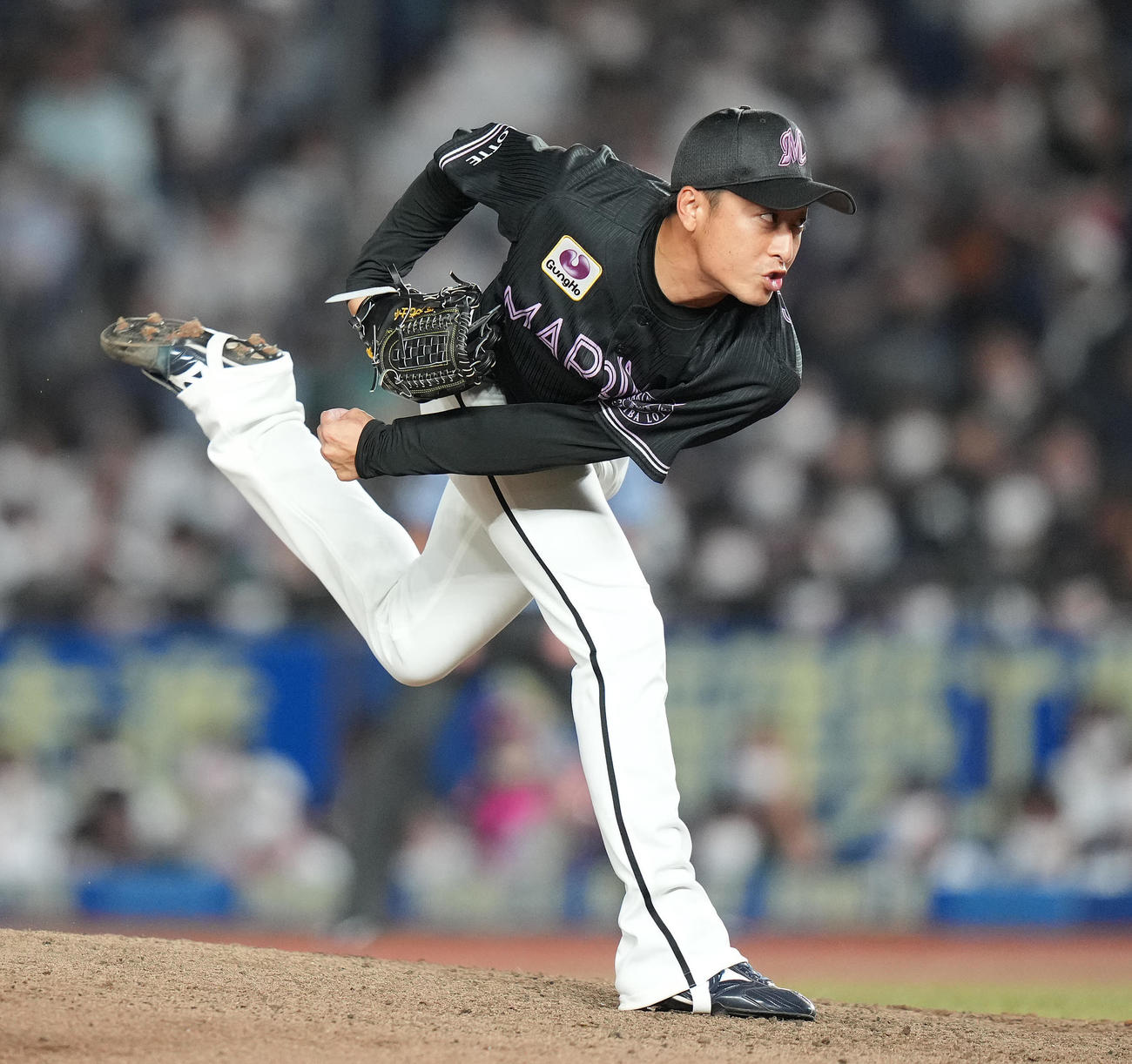 ロッテ対オリックス　8回表から4番手で登板したロッテ坂本（撮影・鈴木みどり）