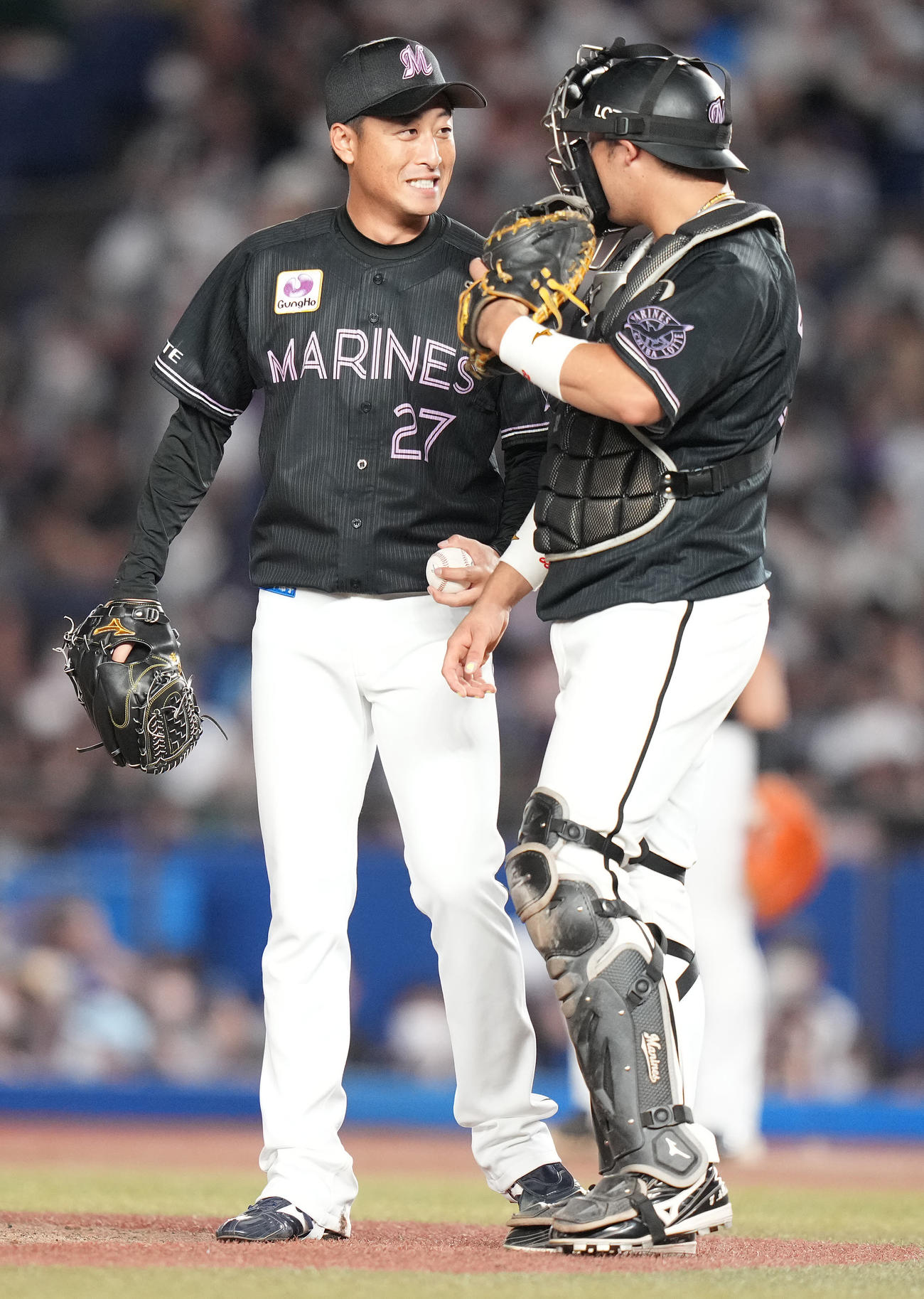 ロッテ対オリックス　8回表、マウンドへ向かい佐藤都（右）と話すロッテ坂本（撮影・鈴木みどり）