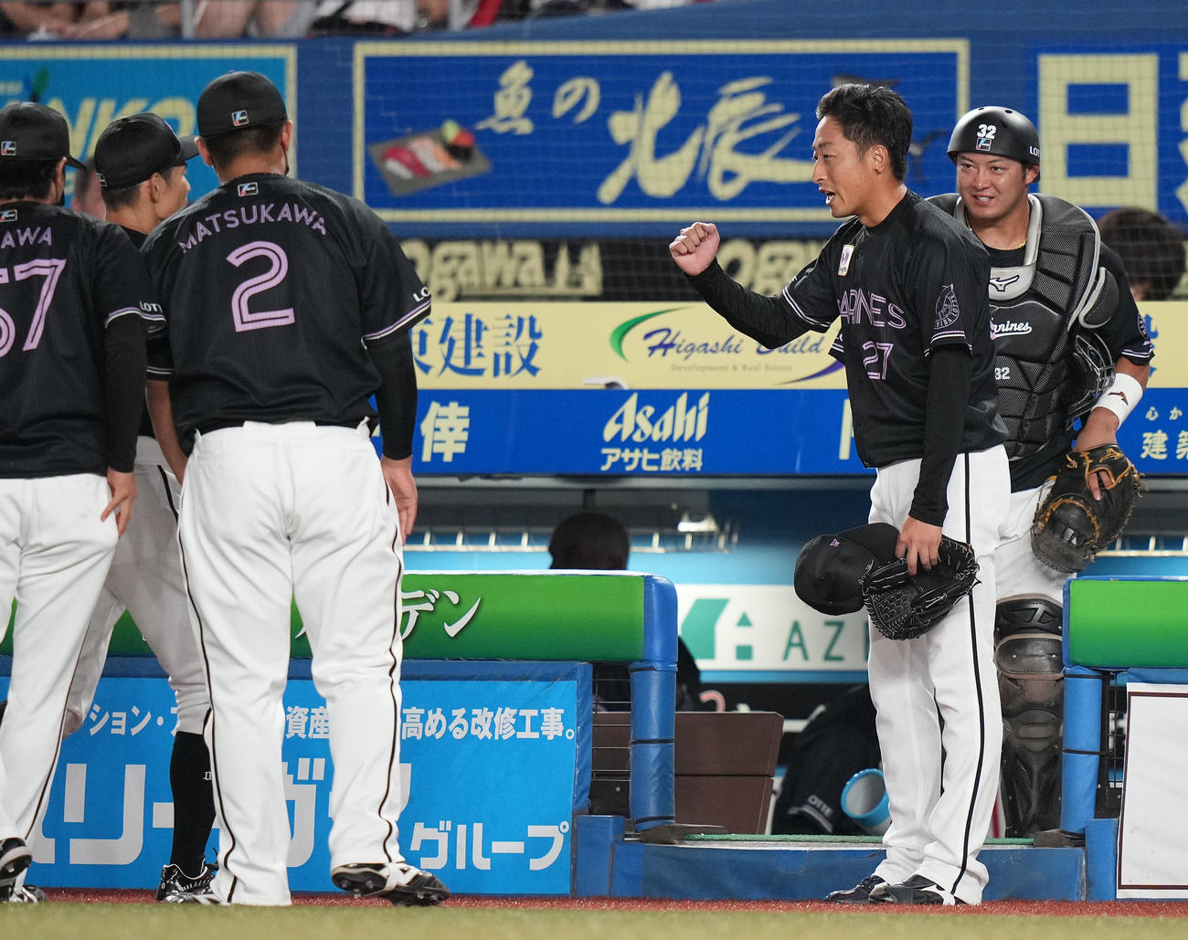 ロッテ対オリックス　8回表を3者凡退に抑え、ナインを迎えるロッテ坂本（右から2人目）（撮影・鈴木みどり）