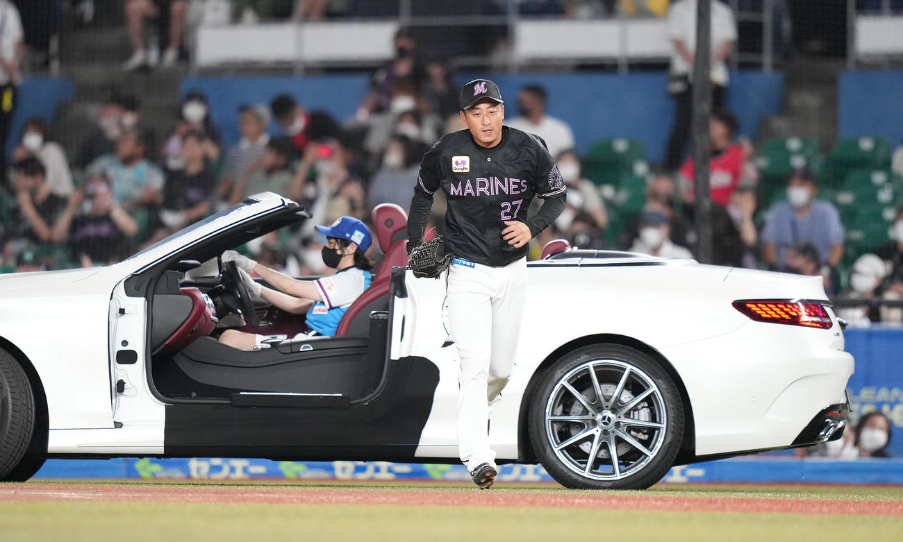 ロッテ対オリックス　8回表、マウンドへ向かうロッテ坂本（撮影・鈴木みどり）