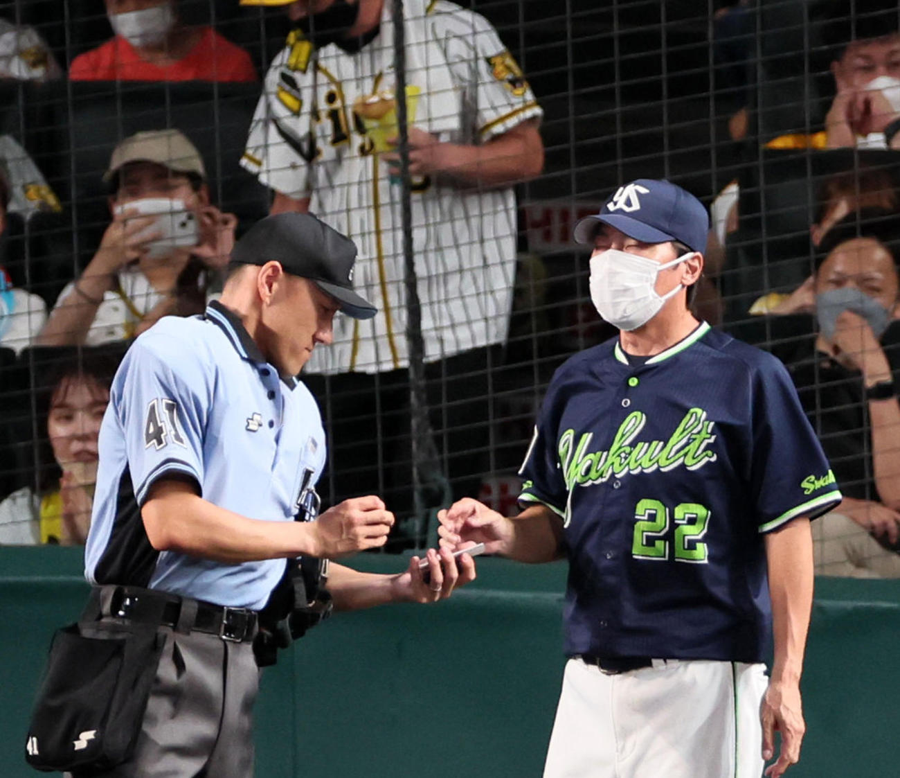 8回表を終え選手交代を告げる高津監督（撮影・加藤哉）