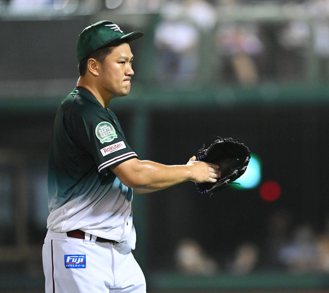 楽天対日本ハム　5回を投げ終え引き締まった表情で引き揚げる楽天先発の田中将（撮影・滝沢徹郎）