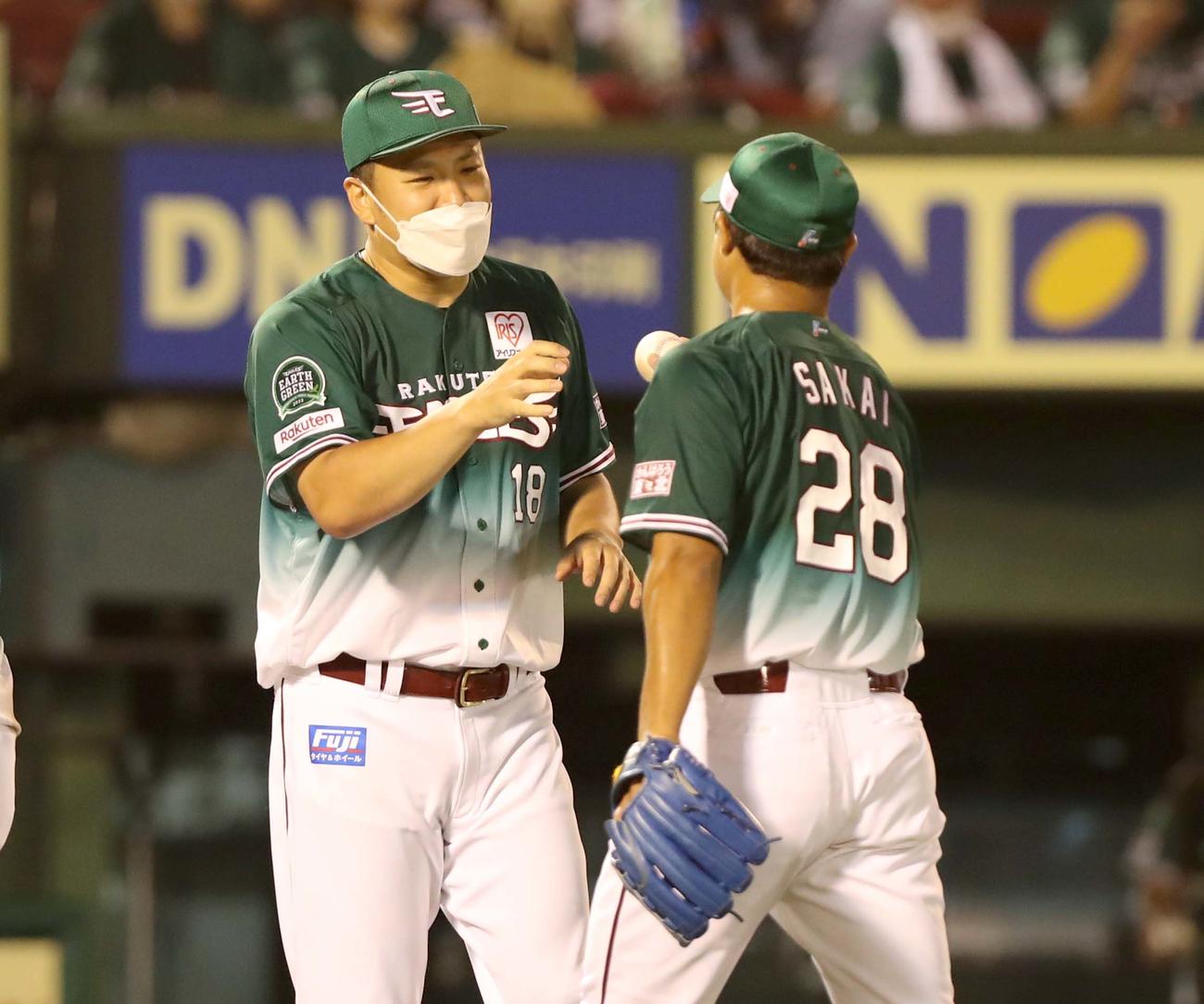 楽天対日本ハム　試合後、酒居からウイニングボールを受け取る田中将（撮影・黒川智章）
