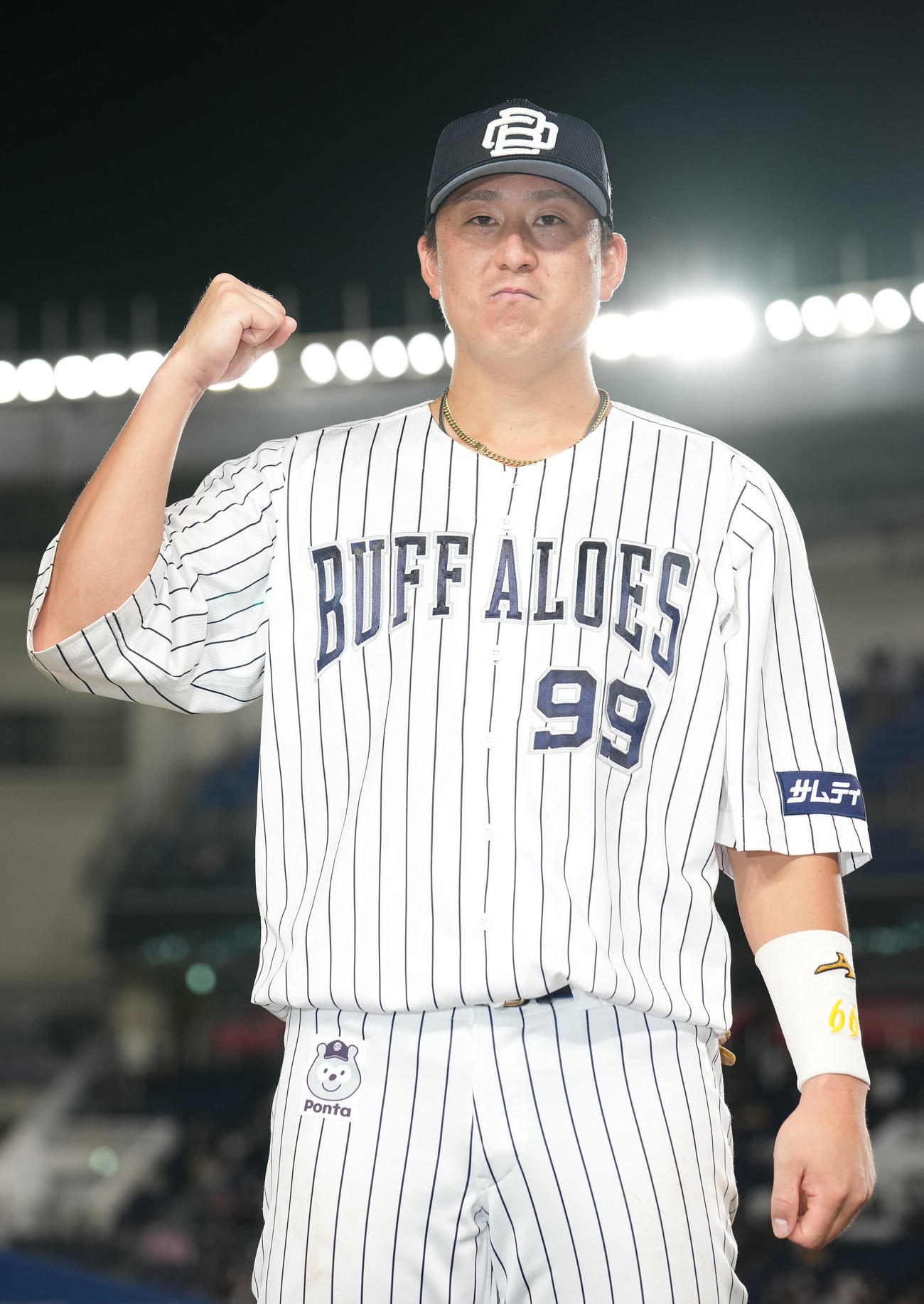 ロッテ対オリックス　ロッテに連勝しガッツポーズするオリックス杉本（撮影・鈴木みどり）