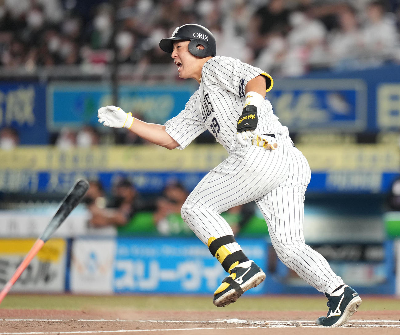 ロッテ対オリックス　7回表オリックス2死二、三塁、左前に適時打を放ち大声で叫ぶ杉本（撮影・鈴木みどり）