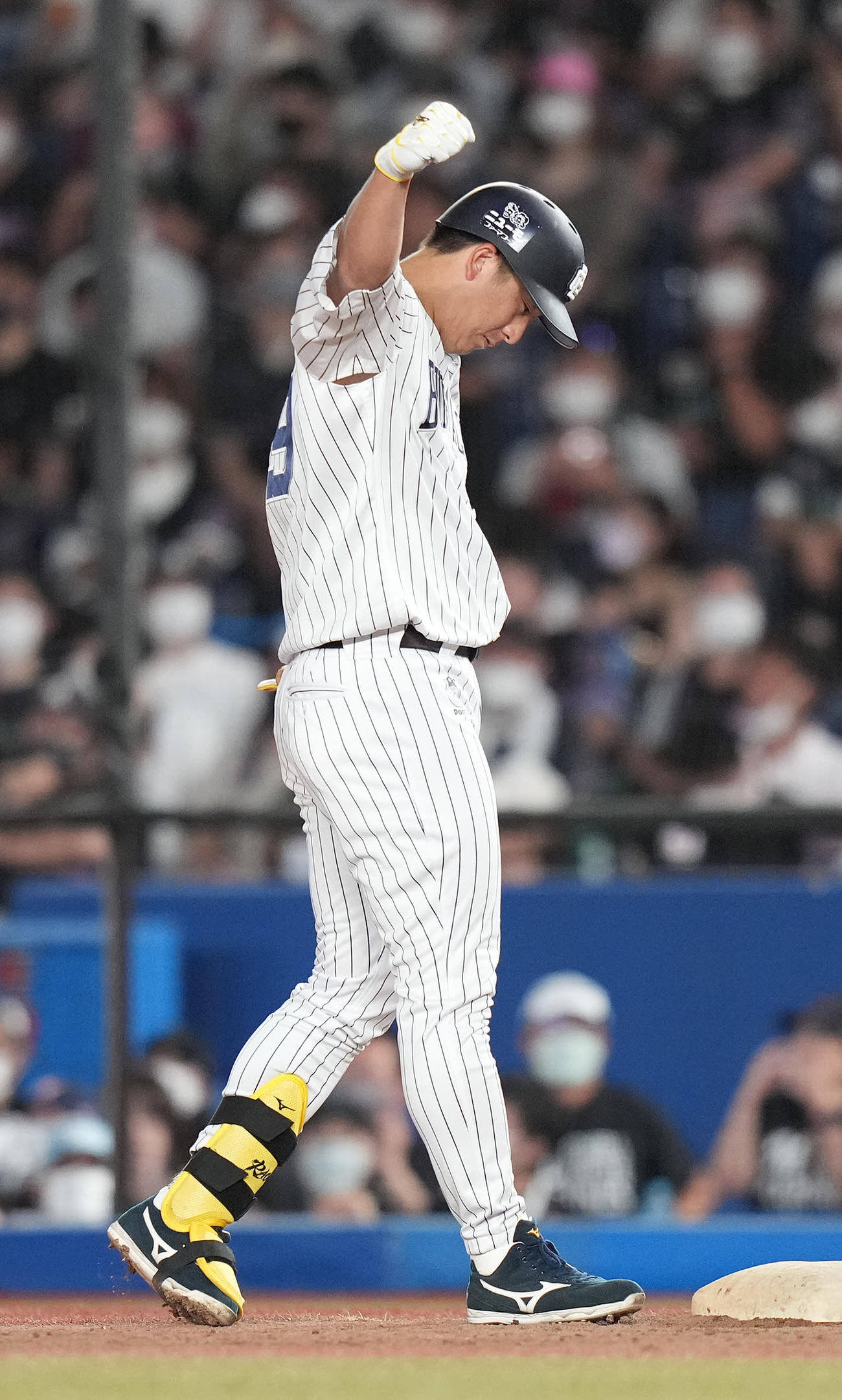 ロッテ対オリックス　7回表オリックス2死二、三塁、左前適時打を放ちガッツポーズする杉本（撮影・鈴木みどり）