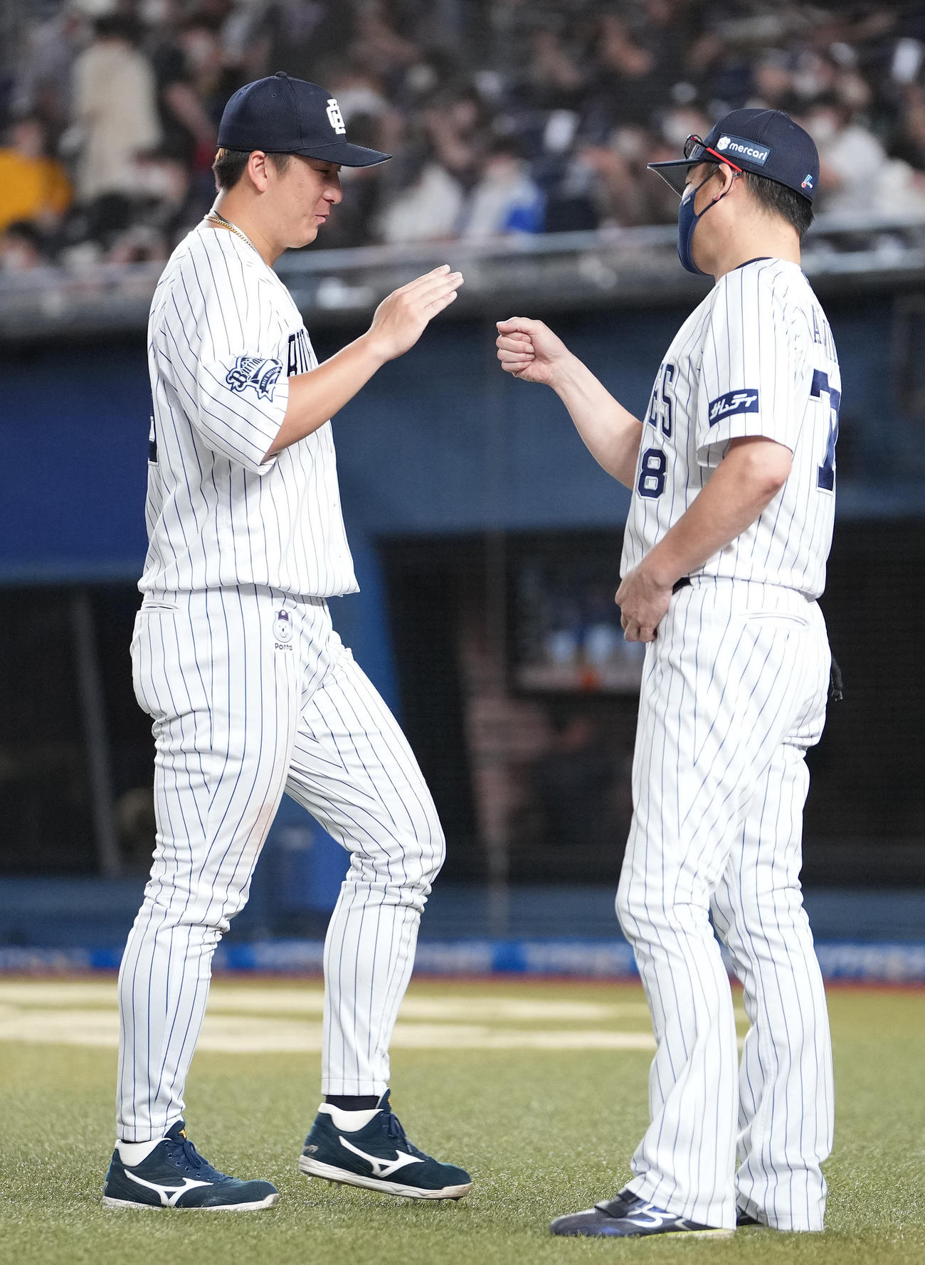 ロッテ対オリックス　ロッテに連勝し、杉本（左）を迎えるオリックス中嶋監督（撮影・鈴木みどり）