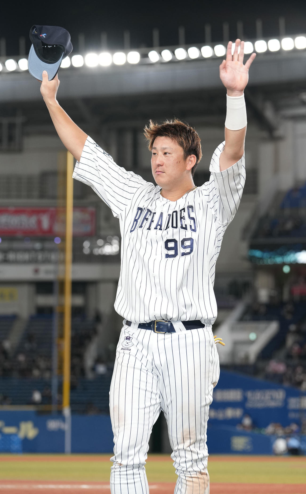 ロッテ対オリックス　ロッテに連勝し、ファンの声援に応えるオリックス杉本（撮影・鈴木みどり）