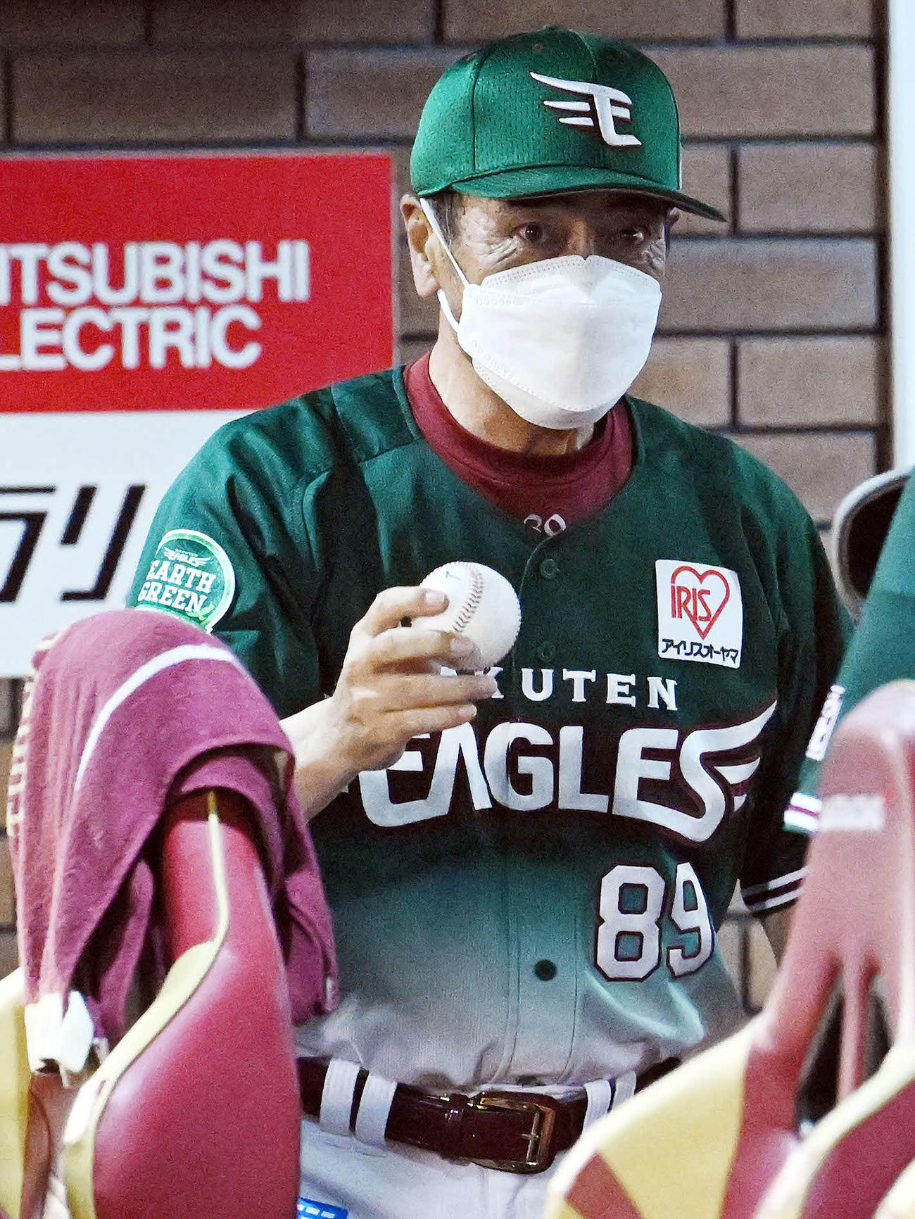 楽天対日本ハム　試合後、楽天田中将から記念球を受け取った真喜志監督代行（撮影・滝沢徹郎）