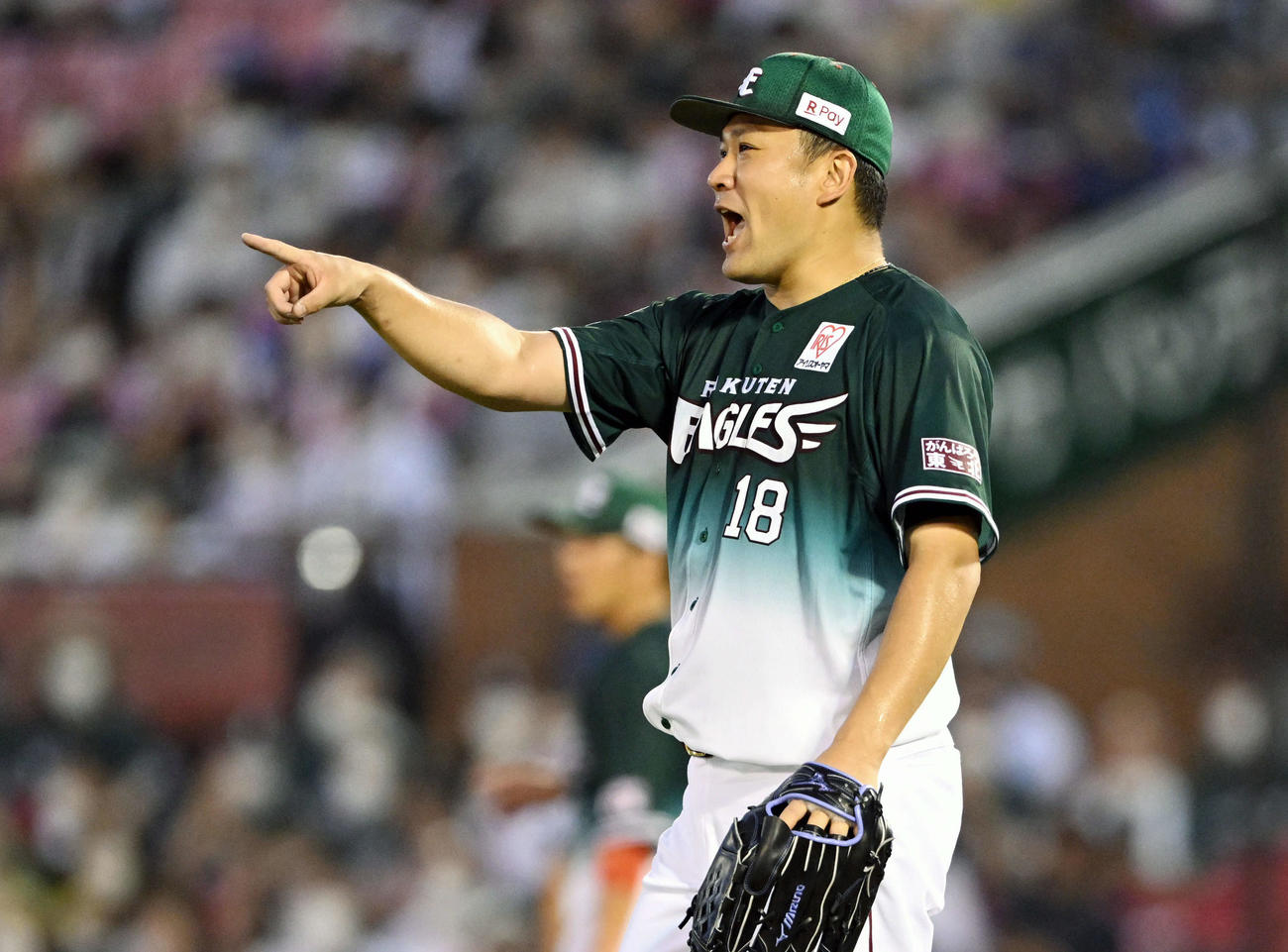 楽天対日本ハム　4回表、好守を見せた楽天の遊撃手小深田を指さす田中将（撮影・滝沢徹郎）