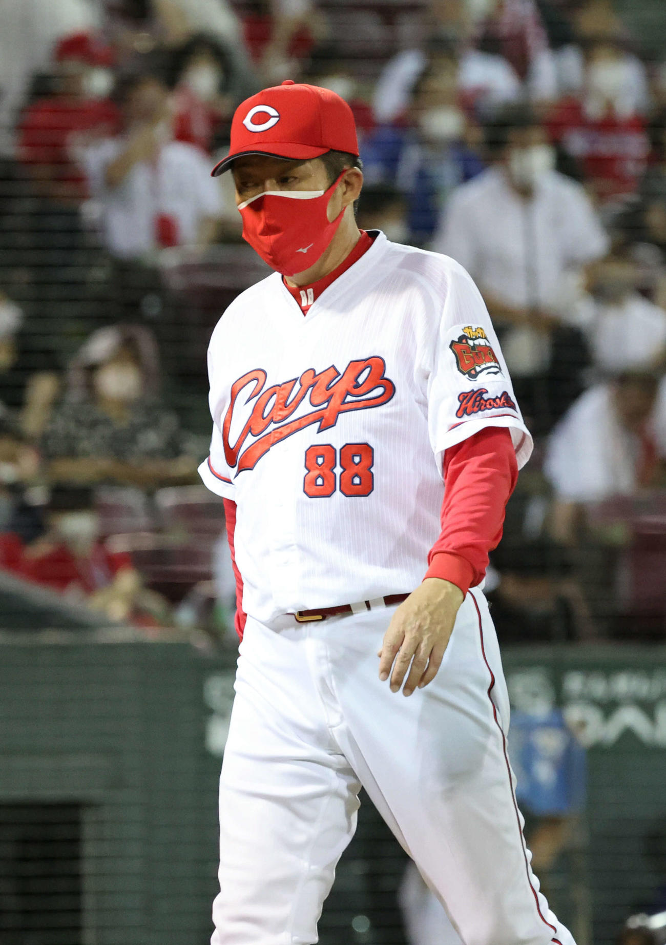 広島対中日　9回表中日、投手の交代を告げた佐々岡監督（撮影・加藤孝規）