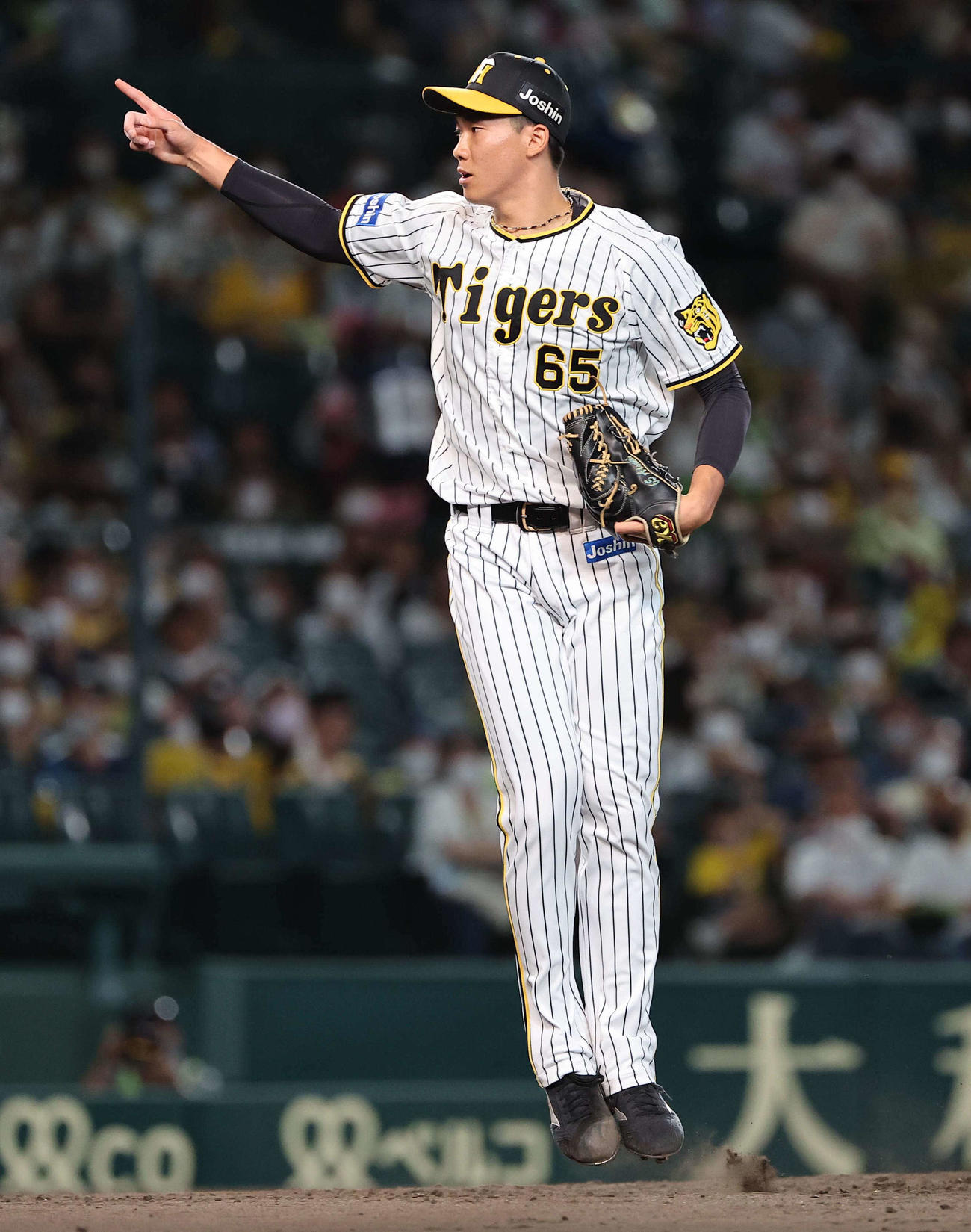阪神対ヤクルト　8回表ヤクルト2死、湯浅は村上から三振を奪いスイングをアピールする（撮影・上田博志）