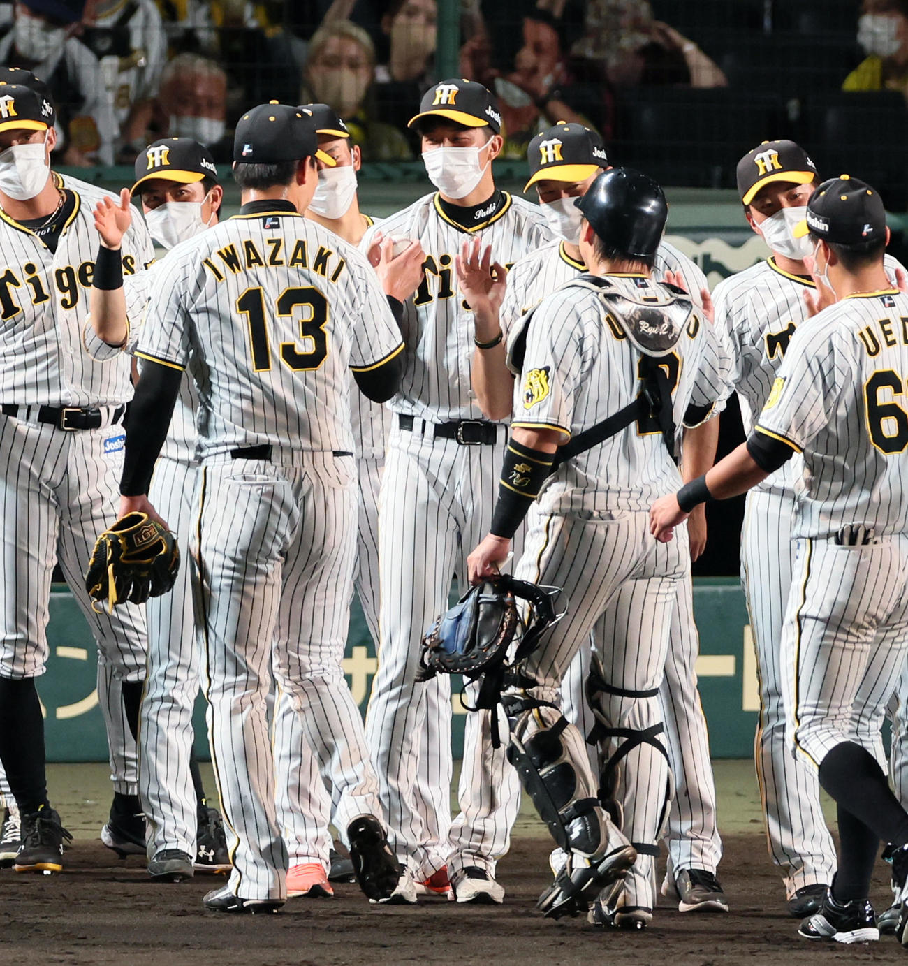 阪神対ヤクルト　2勝目を挙げた才木（中央）は、最後を締めた岩崎（左）から勝利球を受け取る（撮影・加藤哉）