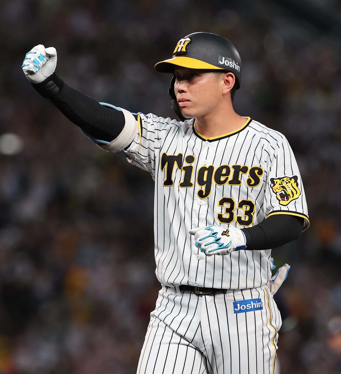 阪神対ヤクルト　4回裏阪神2死一、二塁、糸原は先制適時打を放ちガッツポーズ（撮影・上田博志）