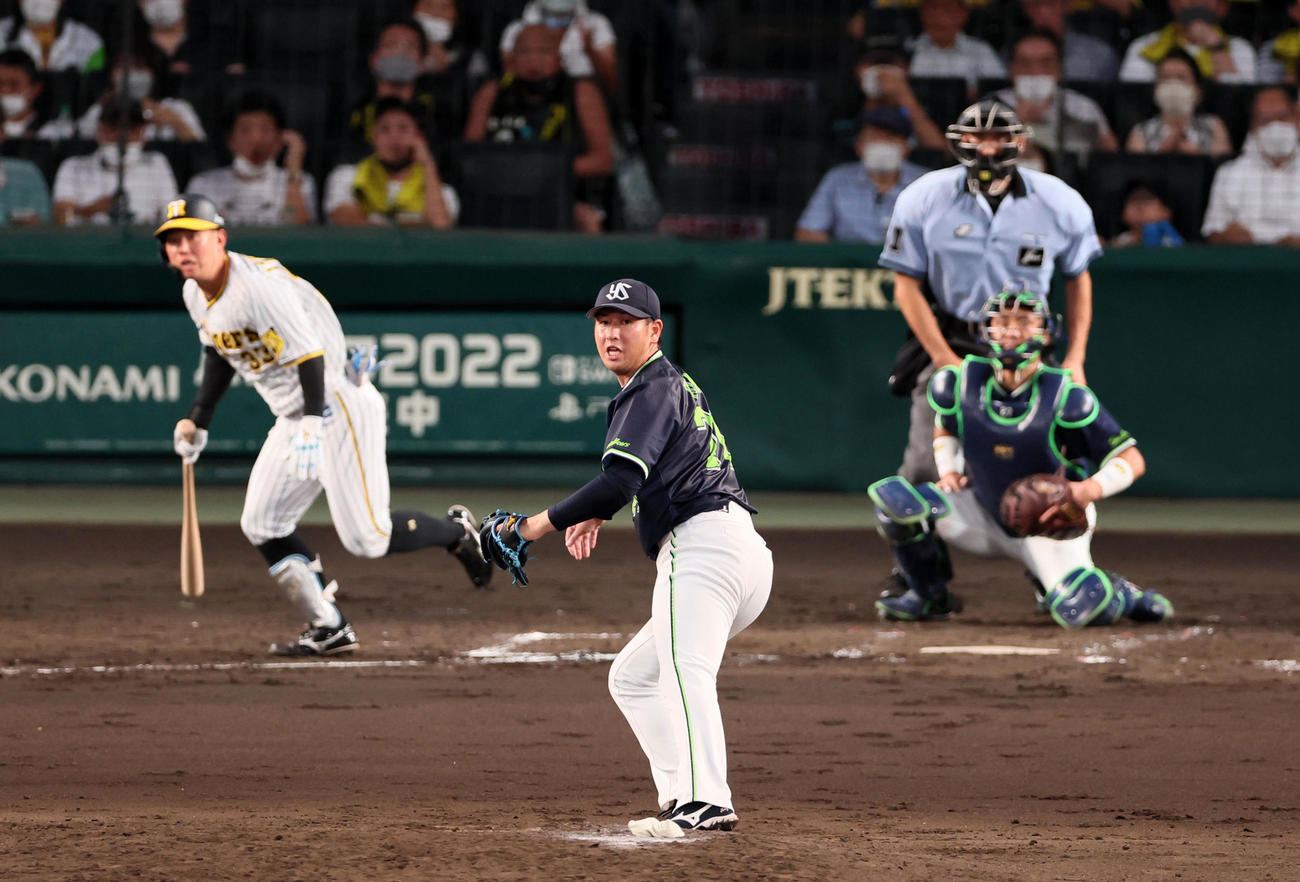 阪神対ヤクルト　4回裏阪神2死一、二塁、小沢は糸原に中前適時打を打たれ失点（撮影・加藤哉）