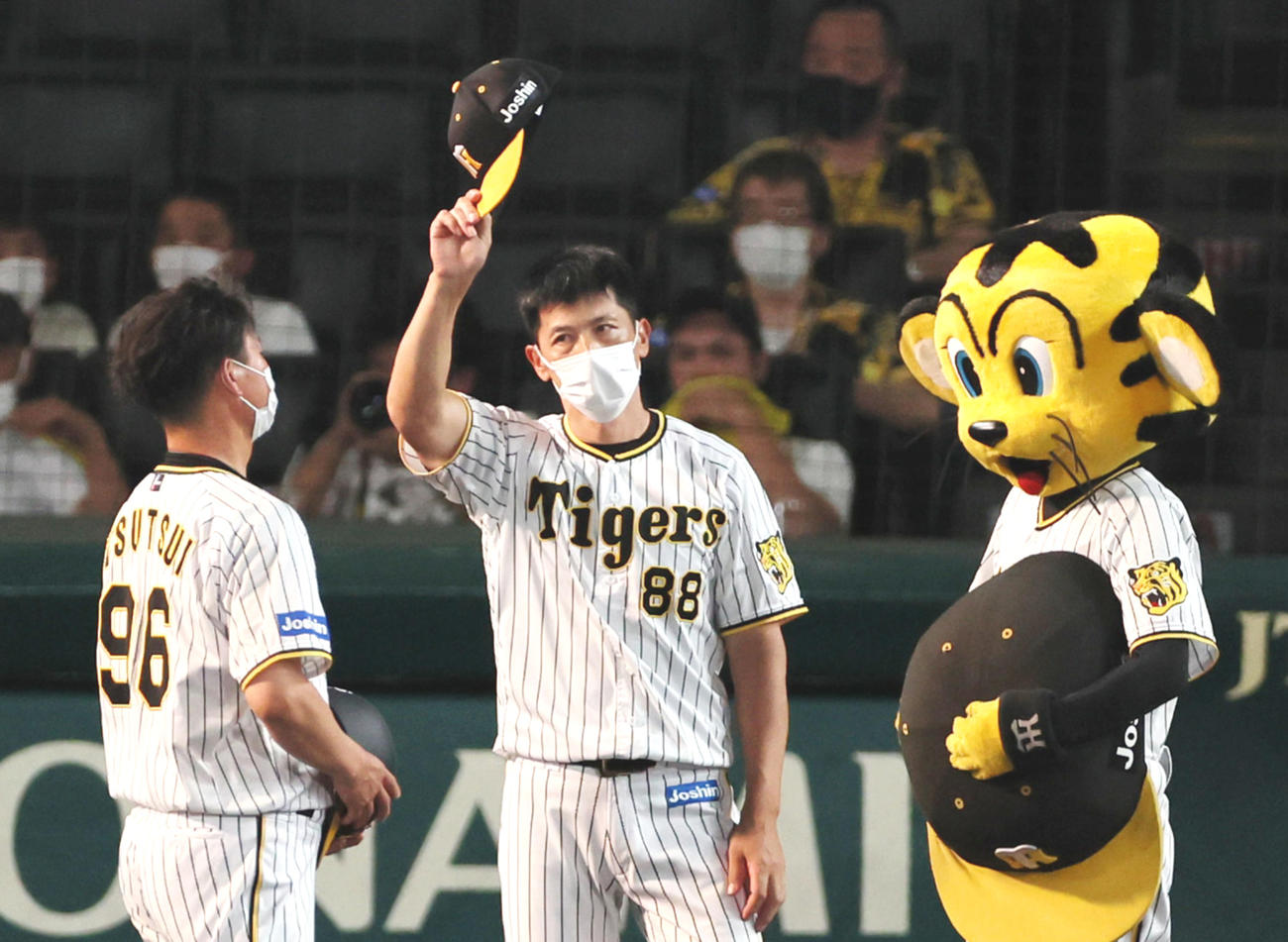 30日、ヤクルトに連勝しスタンドにあいさつする阪神矢野監督