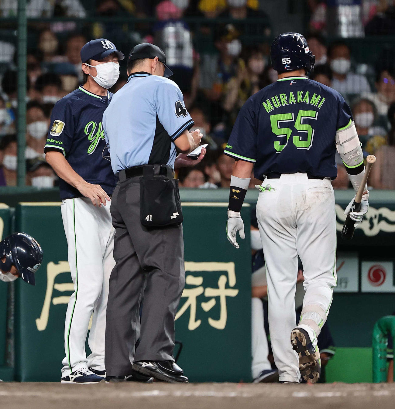 阪神対ヤクルト　高津監督（左）は交代を告げる。右は村上（撮影・上田博志）