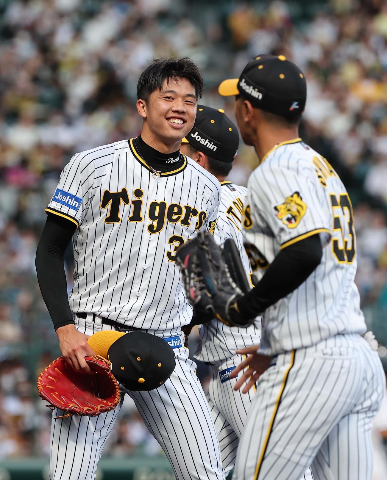 阪神対ヤクルト　6回2失点と好投した才木はベンチ前で笑顔を見せる（撮影・上田博志）