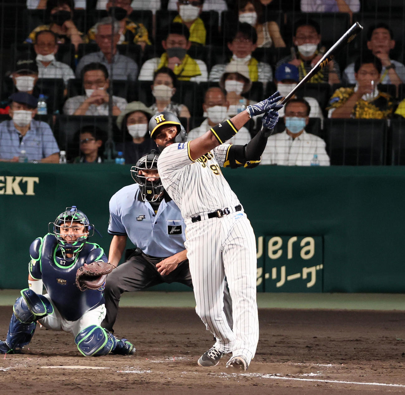 阪神対ヤクルト　5回裏阪神1死二塁、ロドリゲスは左翼線に適時二塁打を放つ（撮影・加藤哉）
