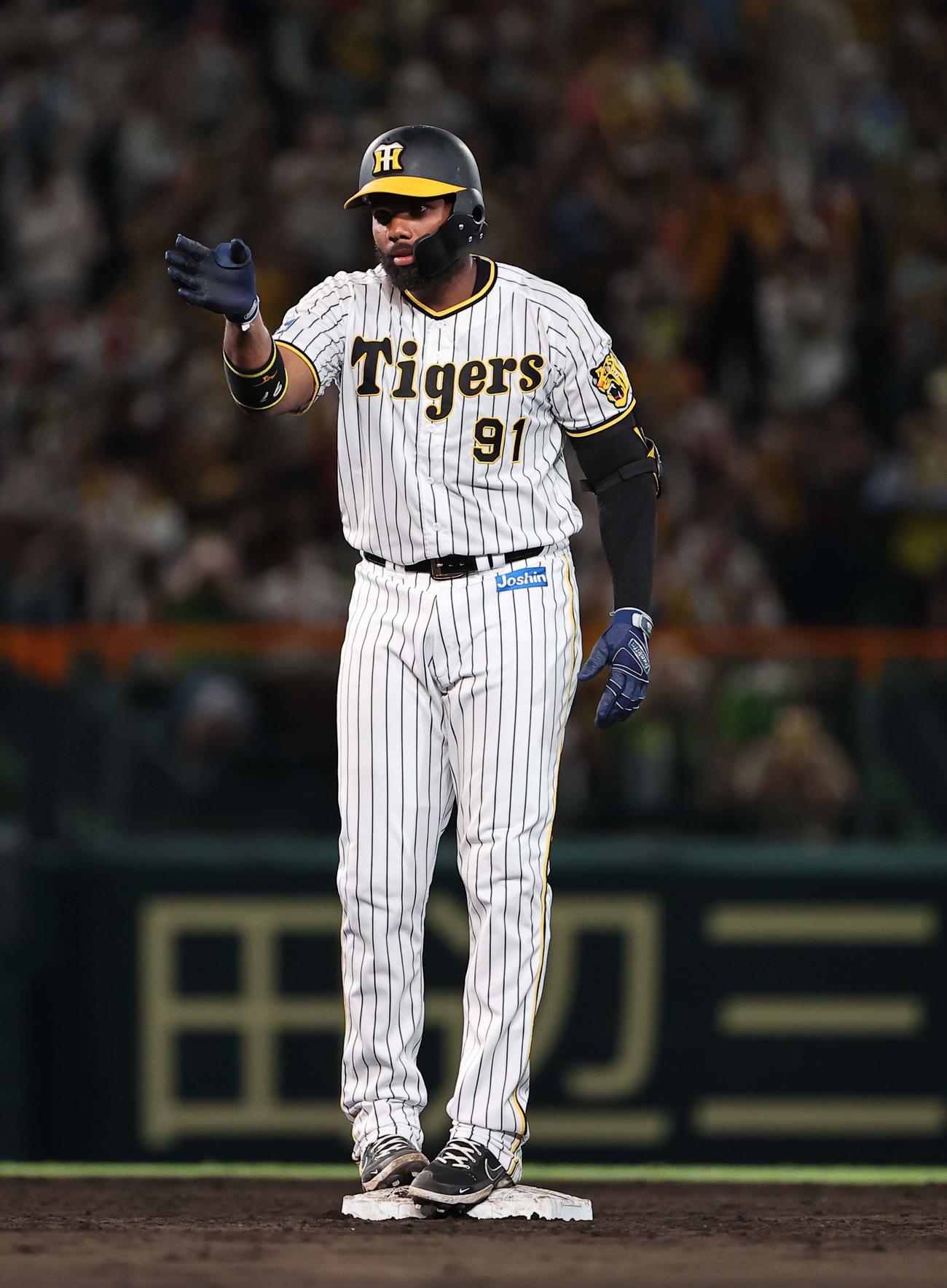 阪神対ヤクルト　5回裏阪神1死二塁、ロドリゲスは左翼線へ適時二塁打を放つ（撮影・上田博志）