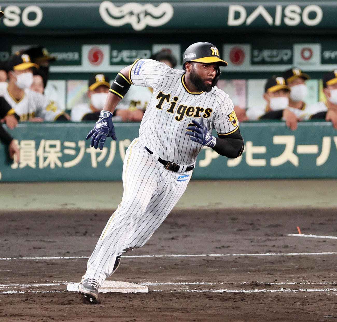 阪神対ヤクルト　5回裏阪神1死二塁、ロドリゲスは左翼線に適時打を放ち二塁に向かう（撮影・加藤哉）