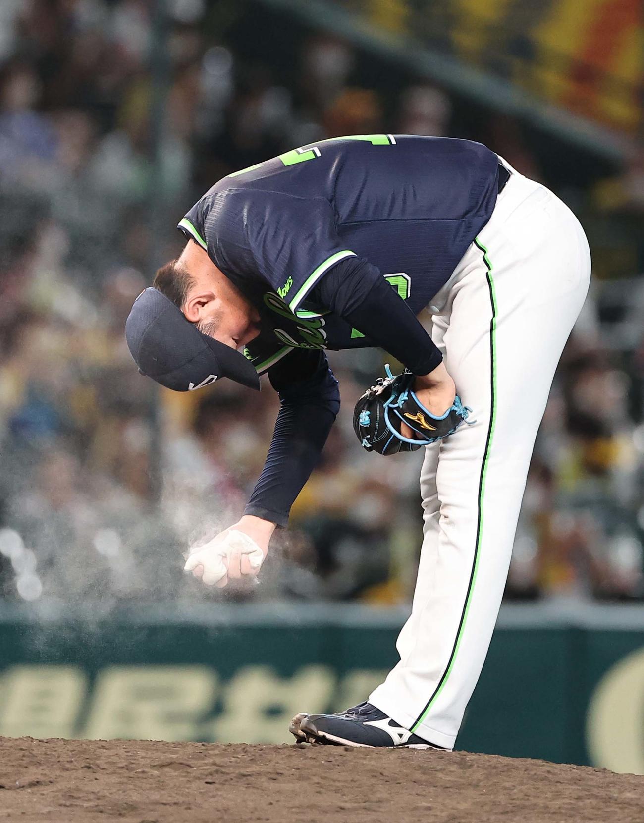 阪神対ヤクルト　4回5失点と打ち込まれ肩を落とす先発小沢（撮影・上田博志）