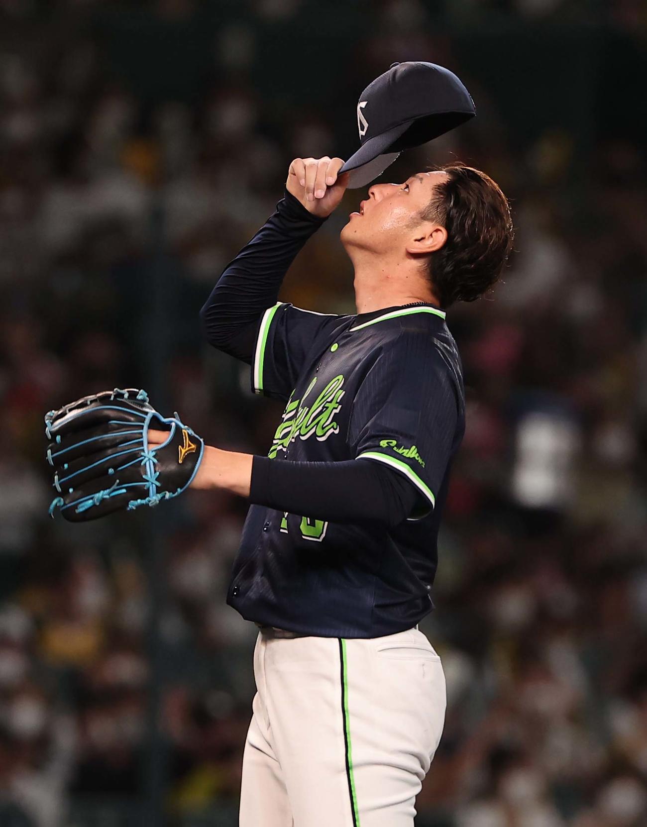 阪神対ヤクルト　4回5失点と打ち込まれ肩を落とす先発小沢（撮影・上田博志）